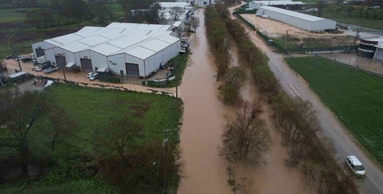 Ürünlü Deresi taştı, araçlar mahsur kaldı
