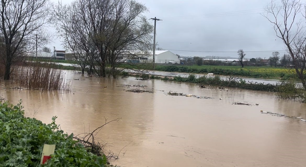 Ürünlü Deresi taştı, araçlar mahsur kaldı
