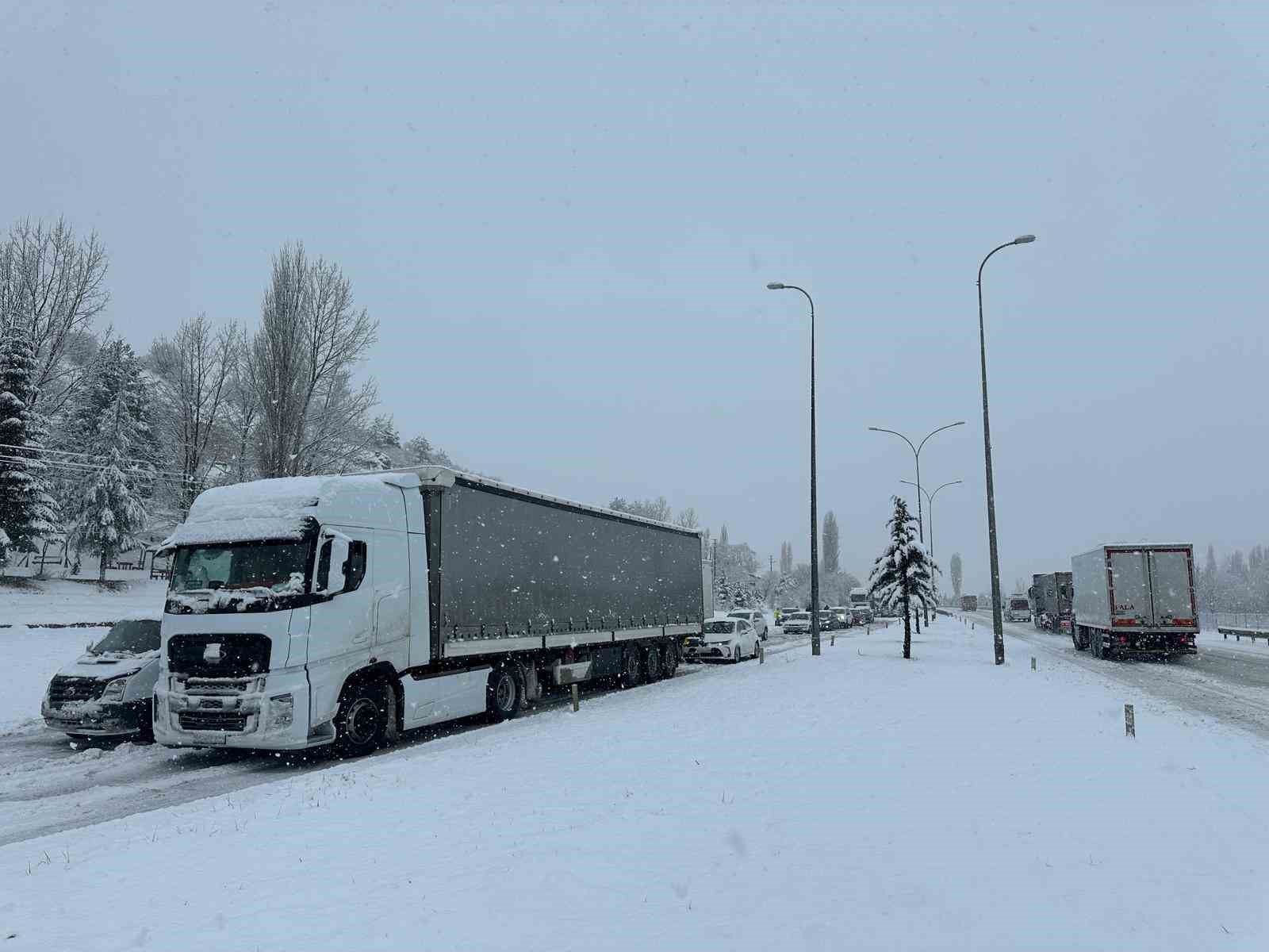 Uşak-Ankara karayolu 3 saat trafiğe kapandı
