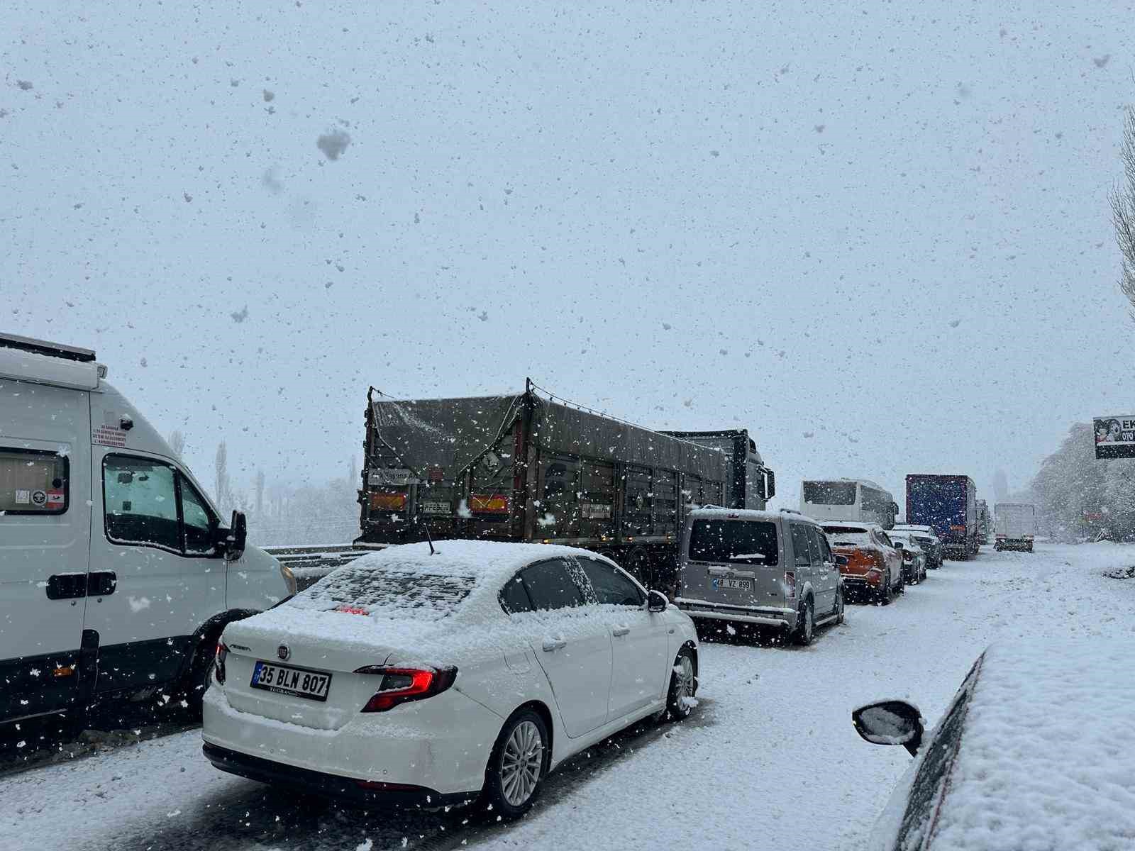 Uşak-Ankara karayolu 3 saat trafiğe kapandı
