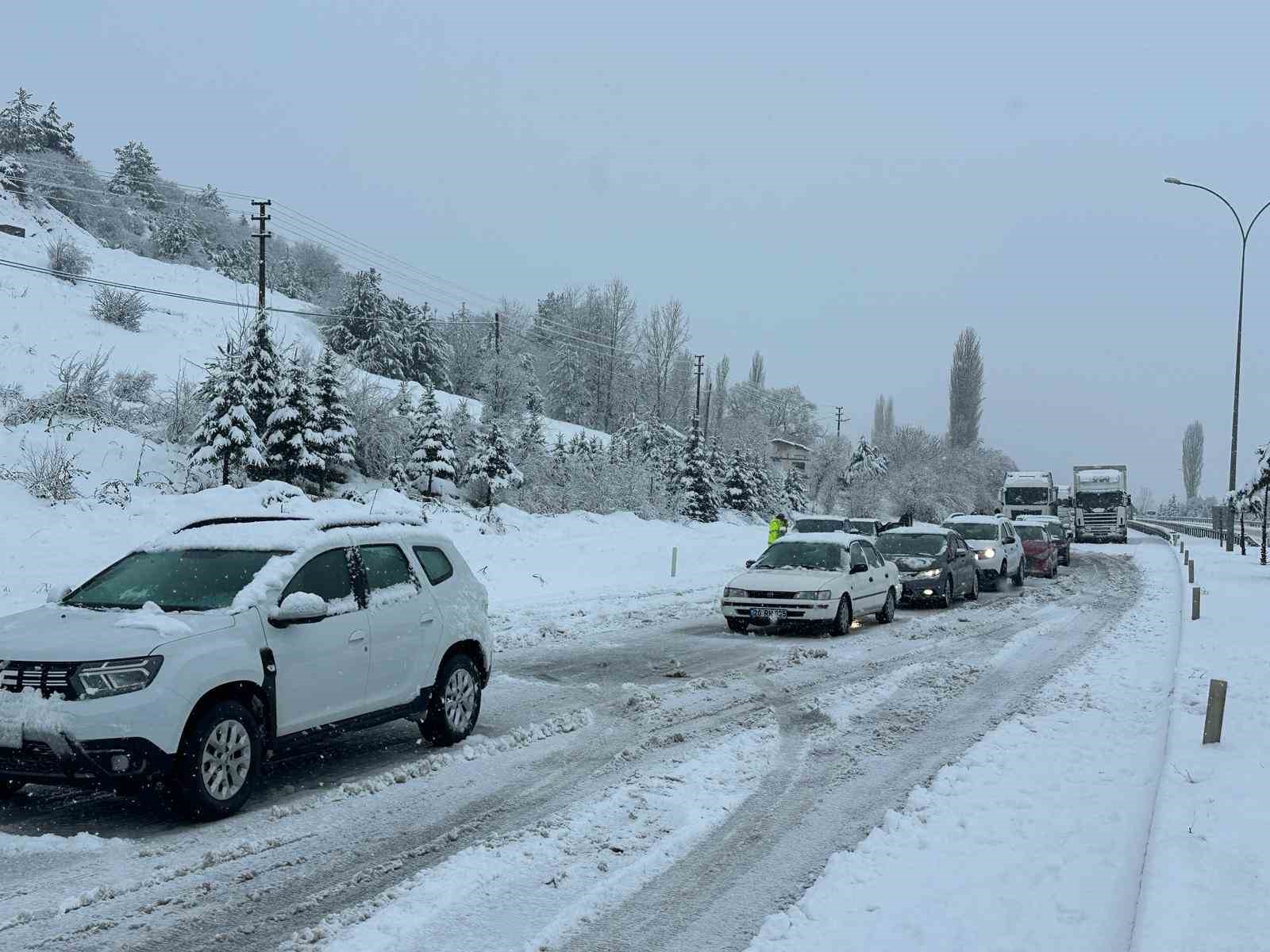 Uşak-Ankara karayolu 3 saat trafiğe kapandı
