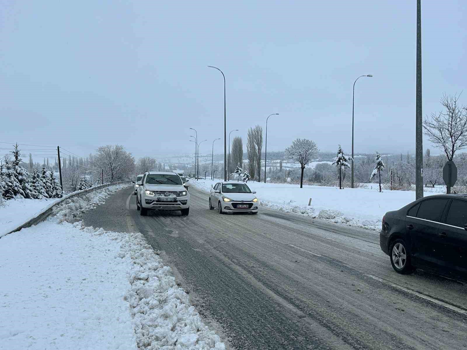 Uşak-Ankara karayolu 3 saat trafiğe kapandı
