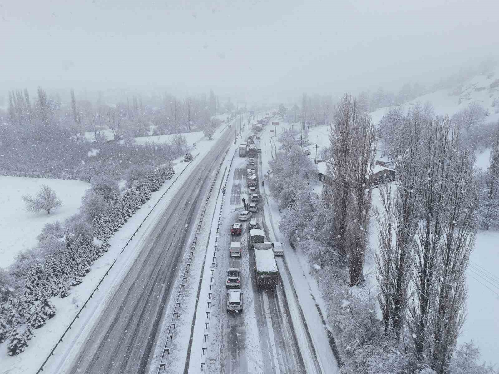 Uşak-Ankara karayolu 3 saat trafiğe kapandı
