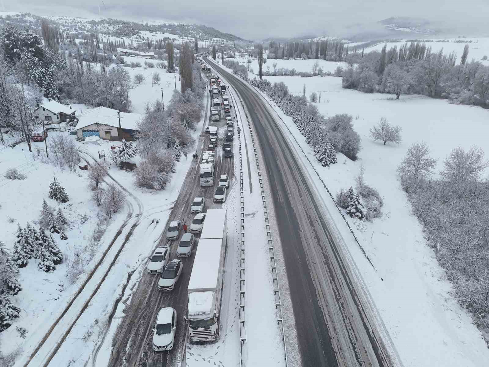 Uşak-Ankara karayolu 3 saat trafiğe kapandı
