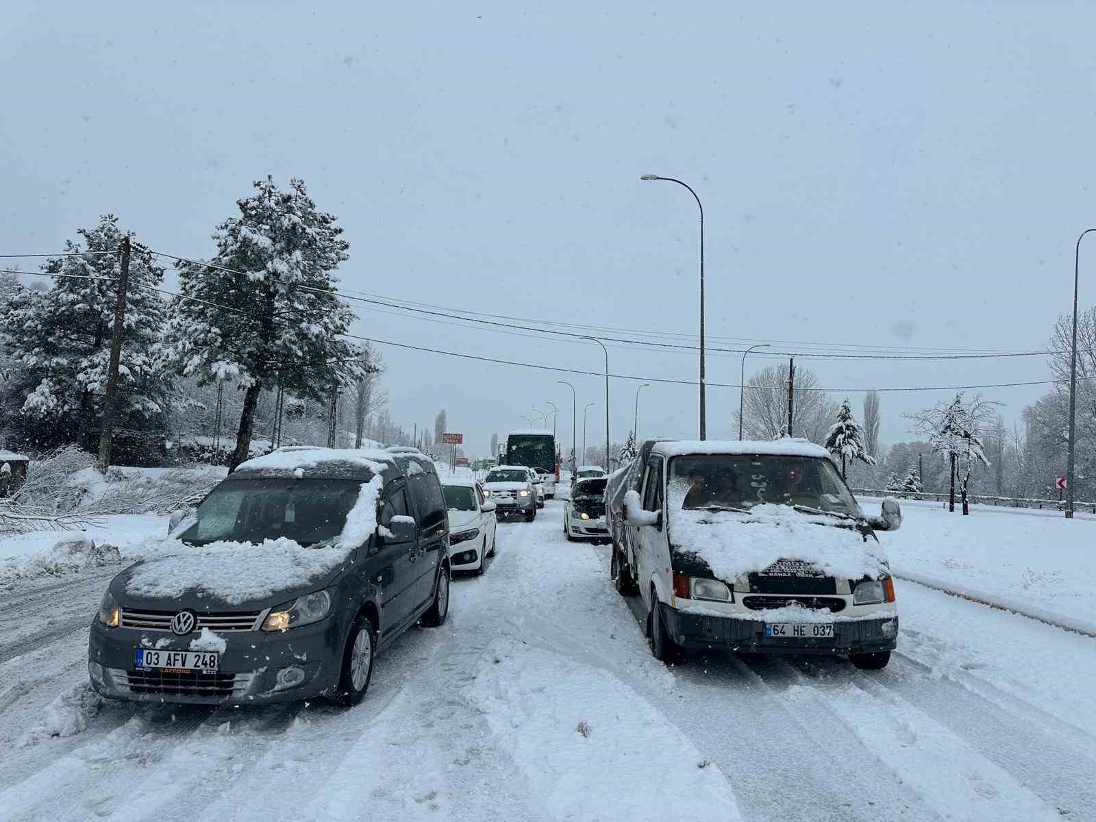 Uşak-Ankara karayolu 3 saat trafiğe kapandı
