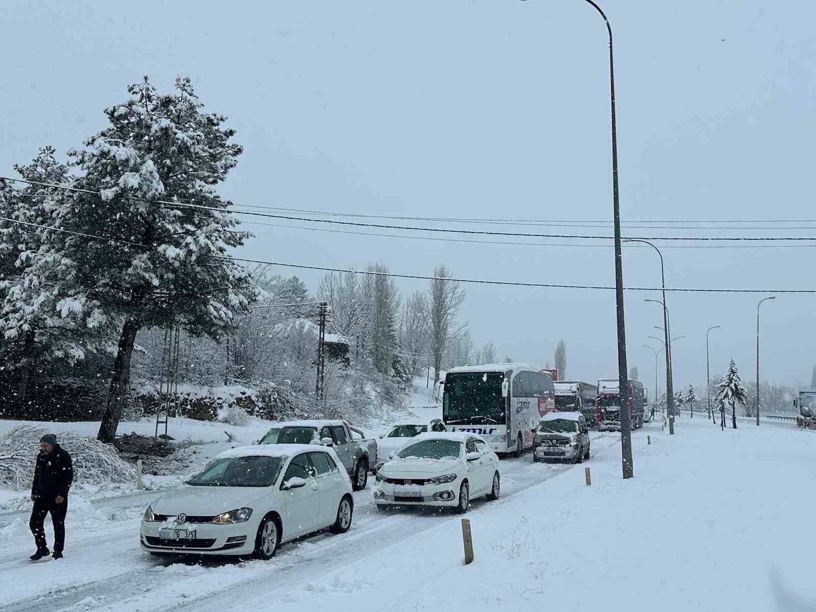Uşak-Ankara karayolu 3 saat trafiğe kapandı
