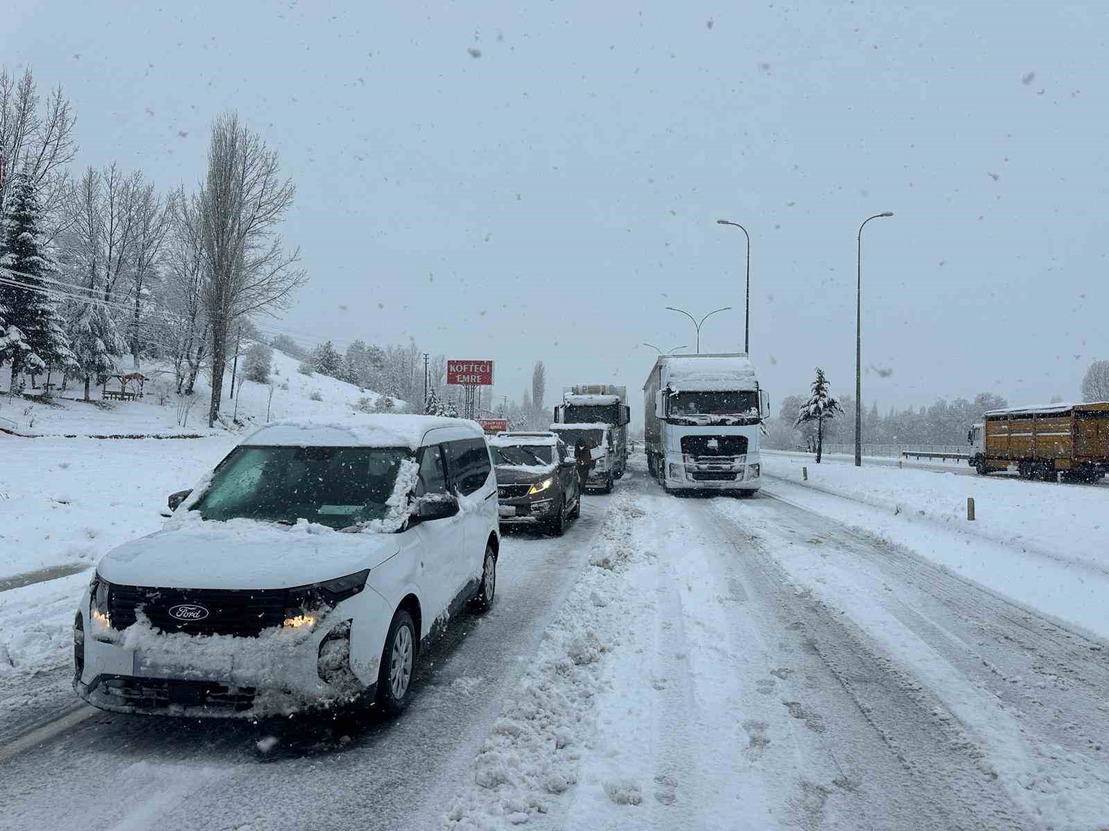 Uşak-Ankara karayolu 3 saat trafiğe kapandı
