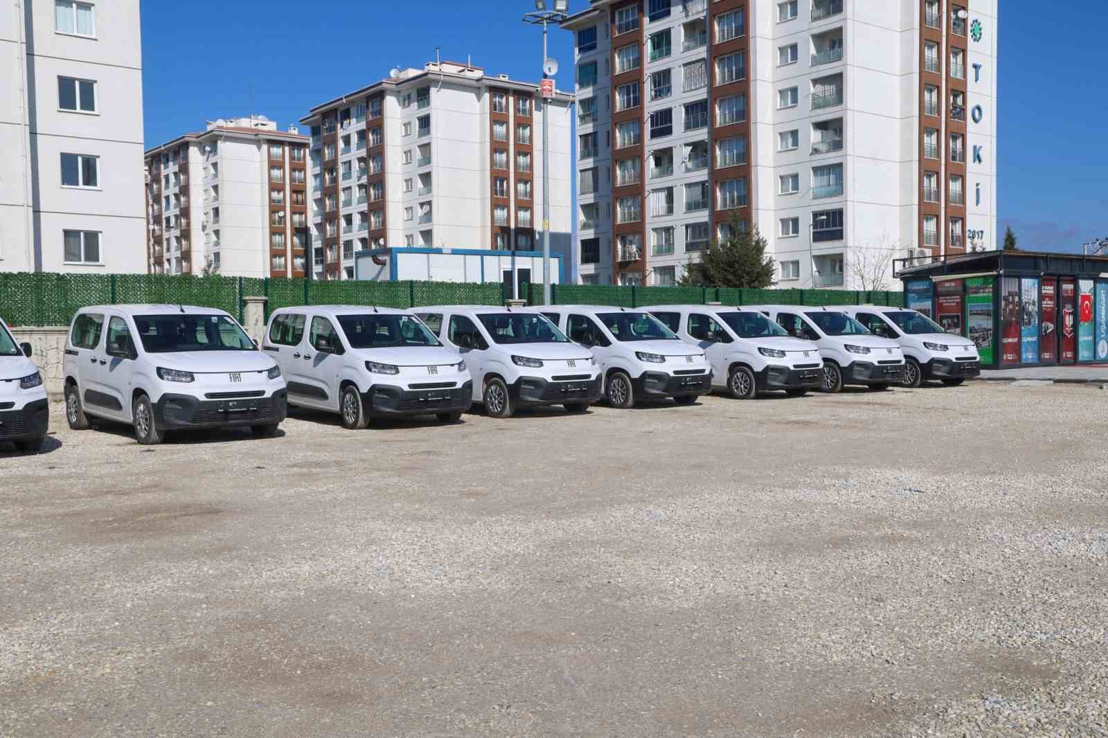 Uşak Belediyesi 14 tane yeni hizmet aracını bünyesine katarak araç filosunu genişletti
