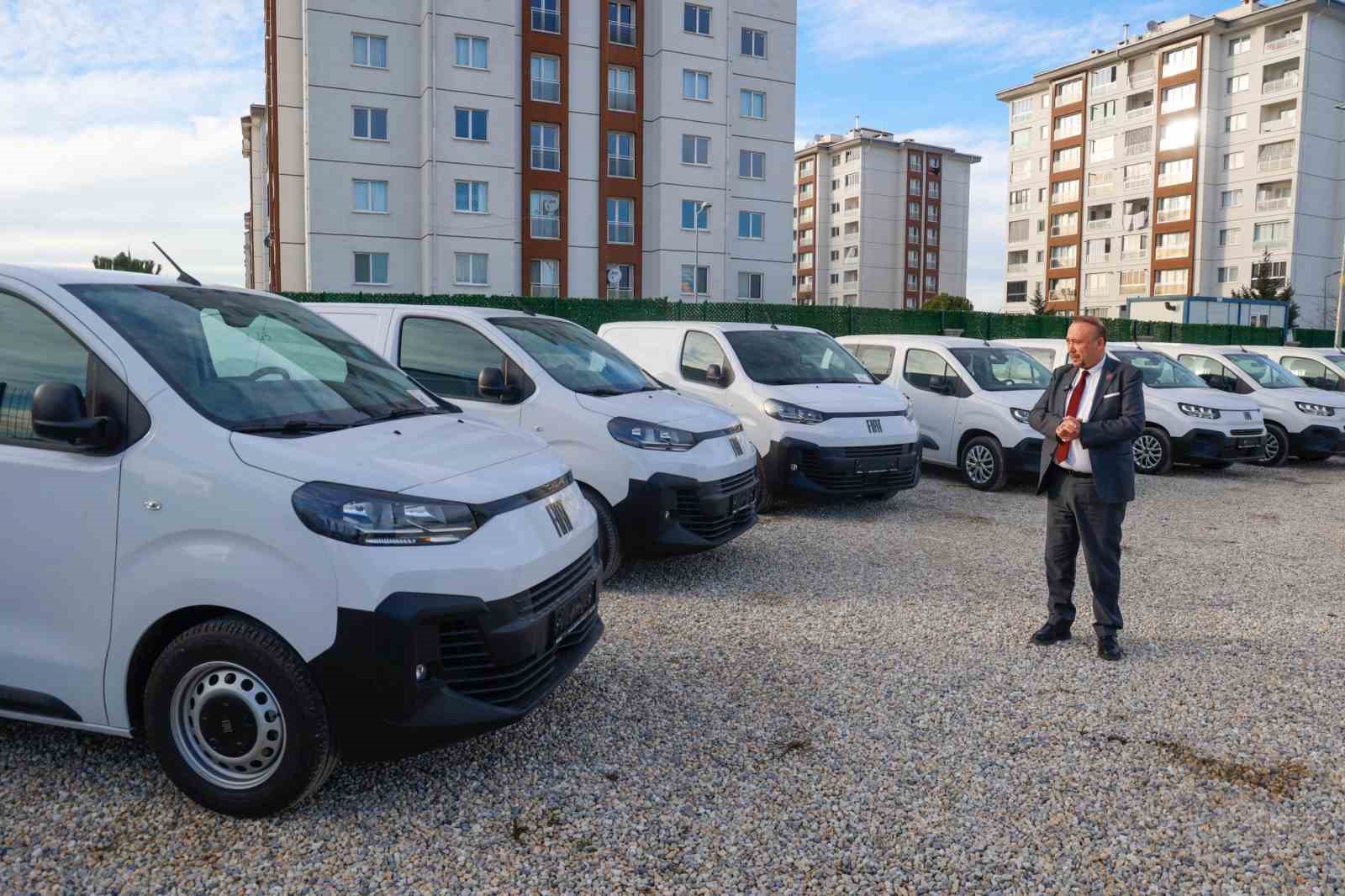 Uşak Belediyesi 14 tane yeni hizmet aracını bünyesine katarak araç filosunu genişletti
