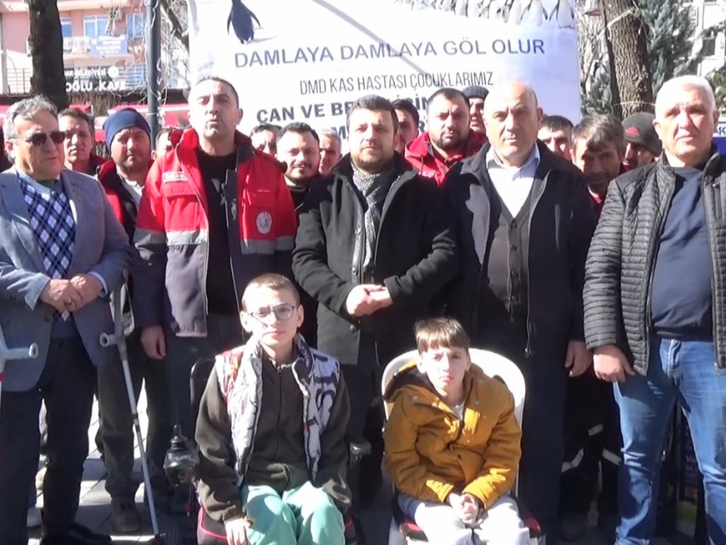 Uşak Belediyesi personeli, hasta iki kardeş için harekete geçti
Uşak Belediyesi personeli, hasta iki kardeş için harekete geçti