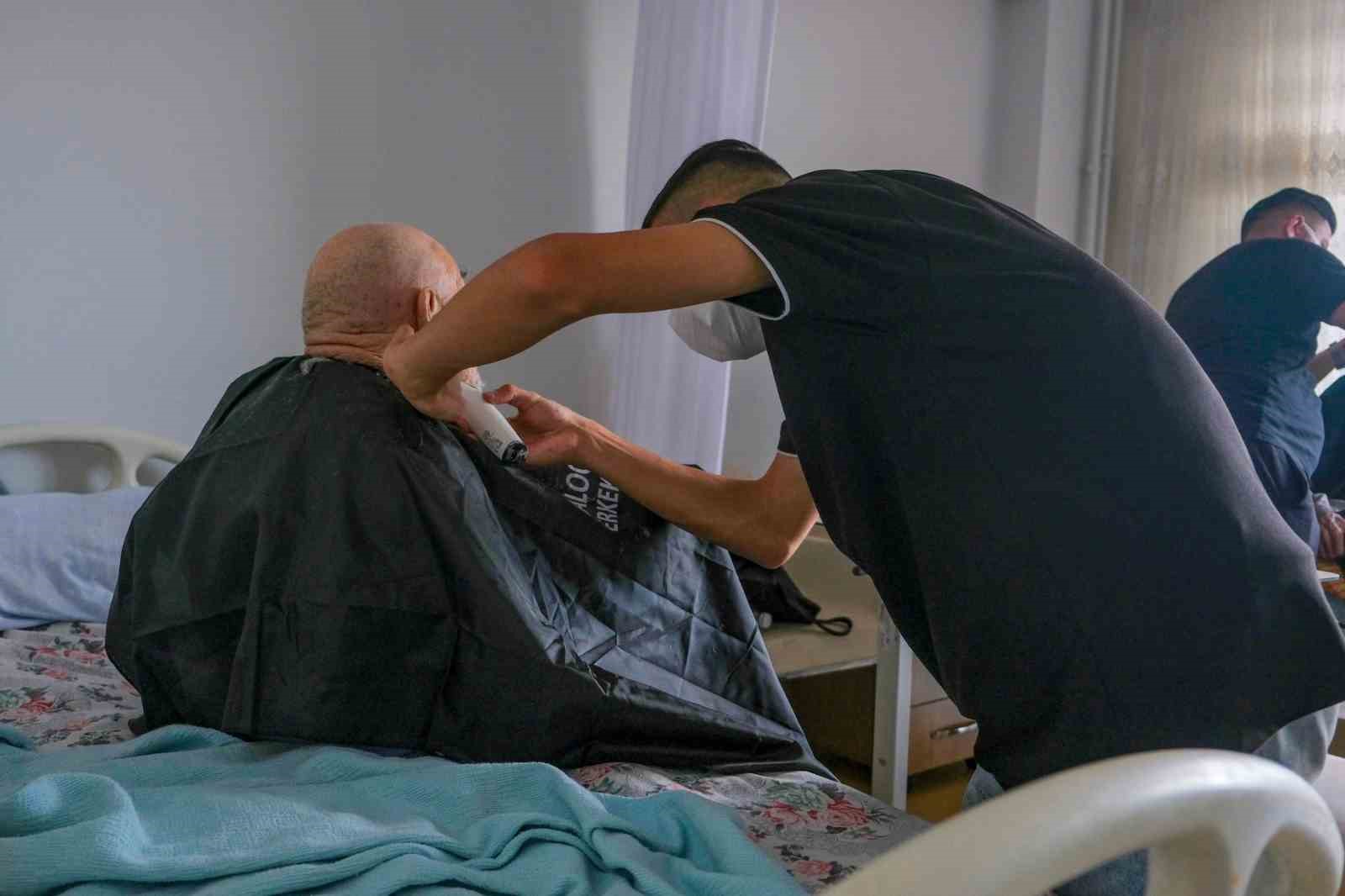 Uşak Belediyesi yaptığı sosyal yardımlar ve sağladığı desteklerle gönülleri kazanıyor
