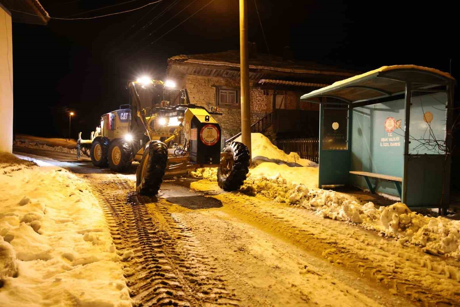 Uşak İl Özel İdaresi ekipleri kar sonrası kapanan yolları ulaşıma açtı
