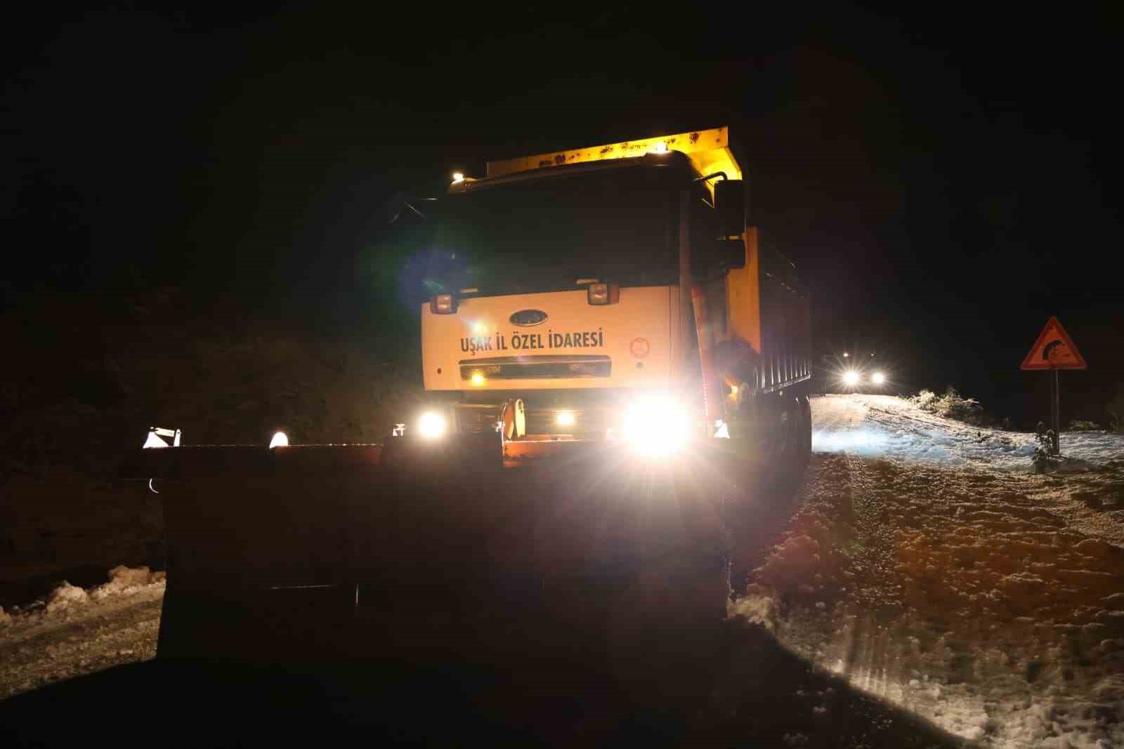 Uşak İl Özel İdaresi ekipleri kar sonrası kapanan yolları ulaşıma açtı
