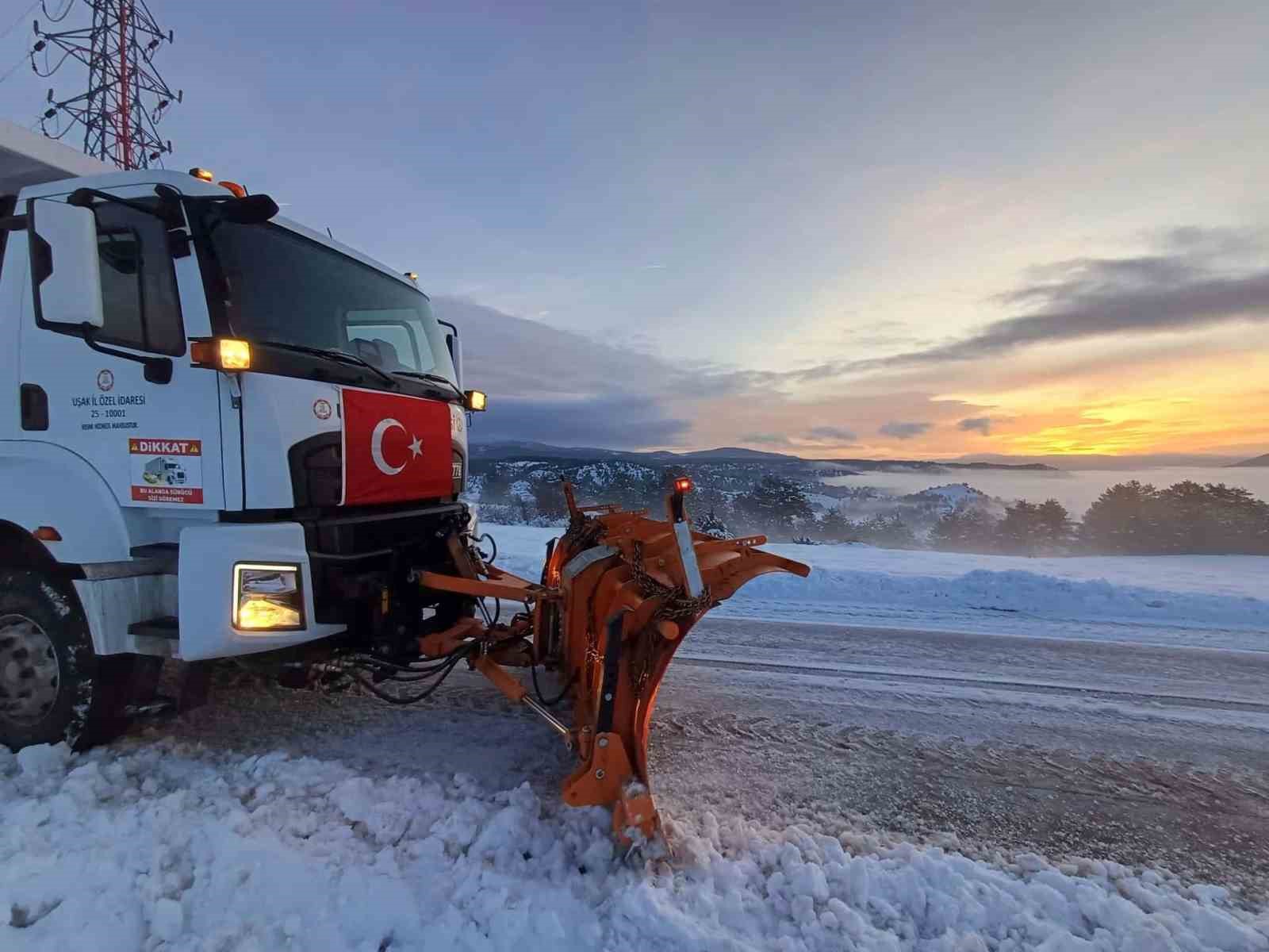 Uşak İl Özel İdaresi ekipleri kar sonrası kapanan yolları ulaşıma açtı
