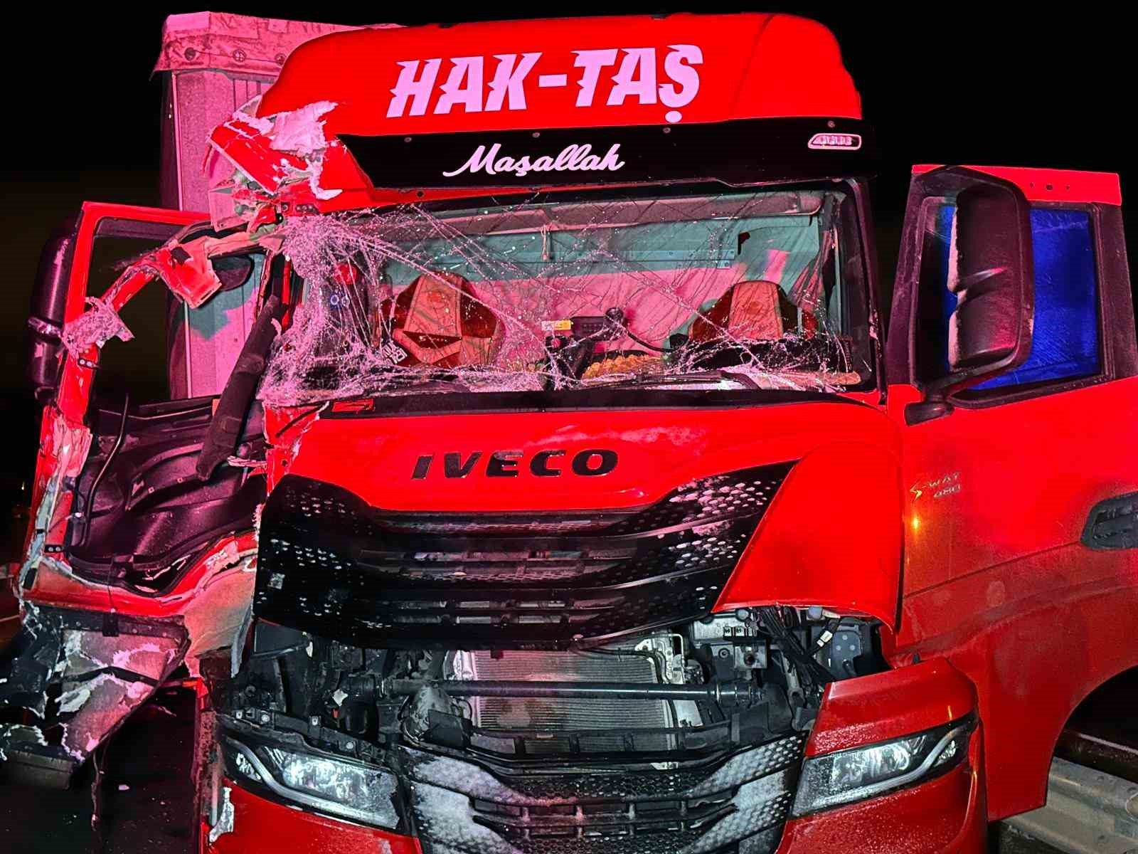 Uşak’ta 2 tır çarpıştı: 1 yaralı
