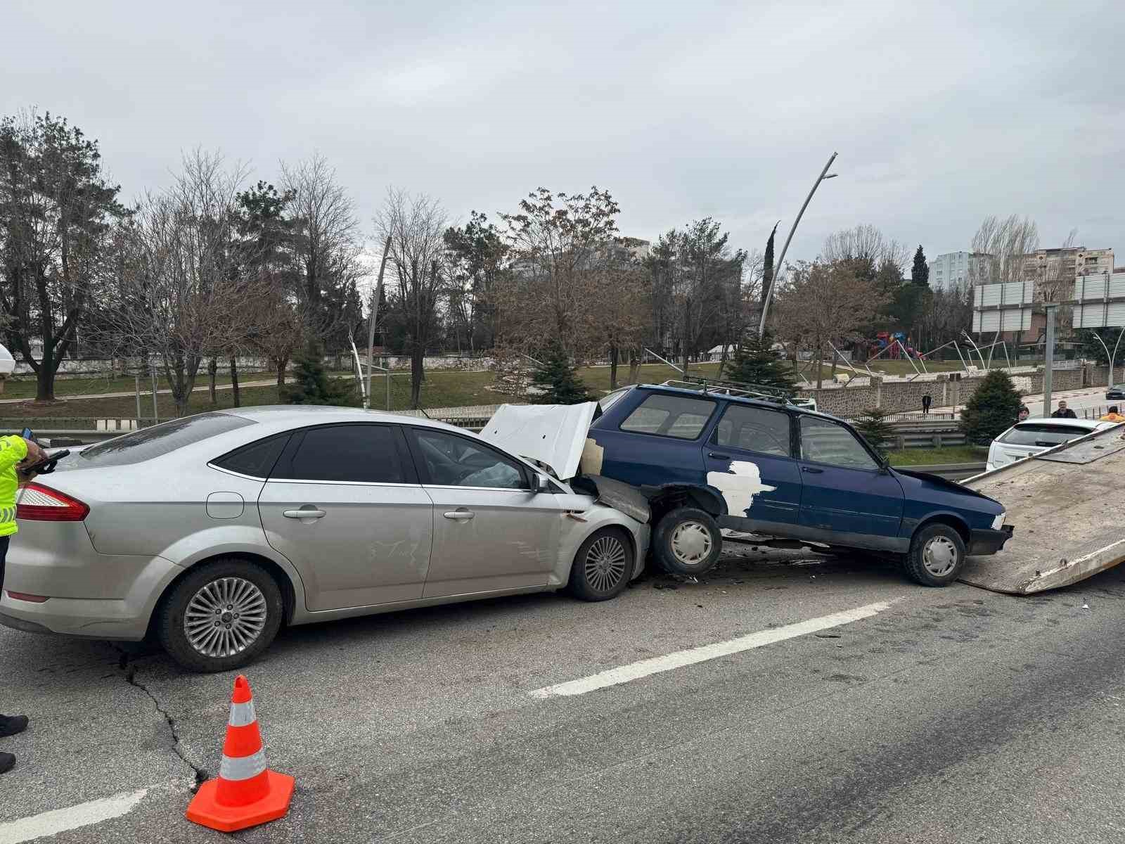 Uşak’ta 3 otomobil çarpıştı: 4 yaralı
