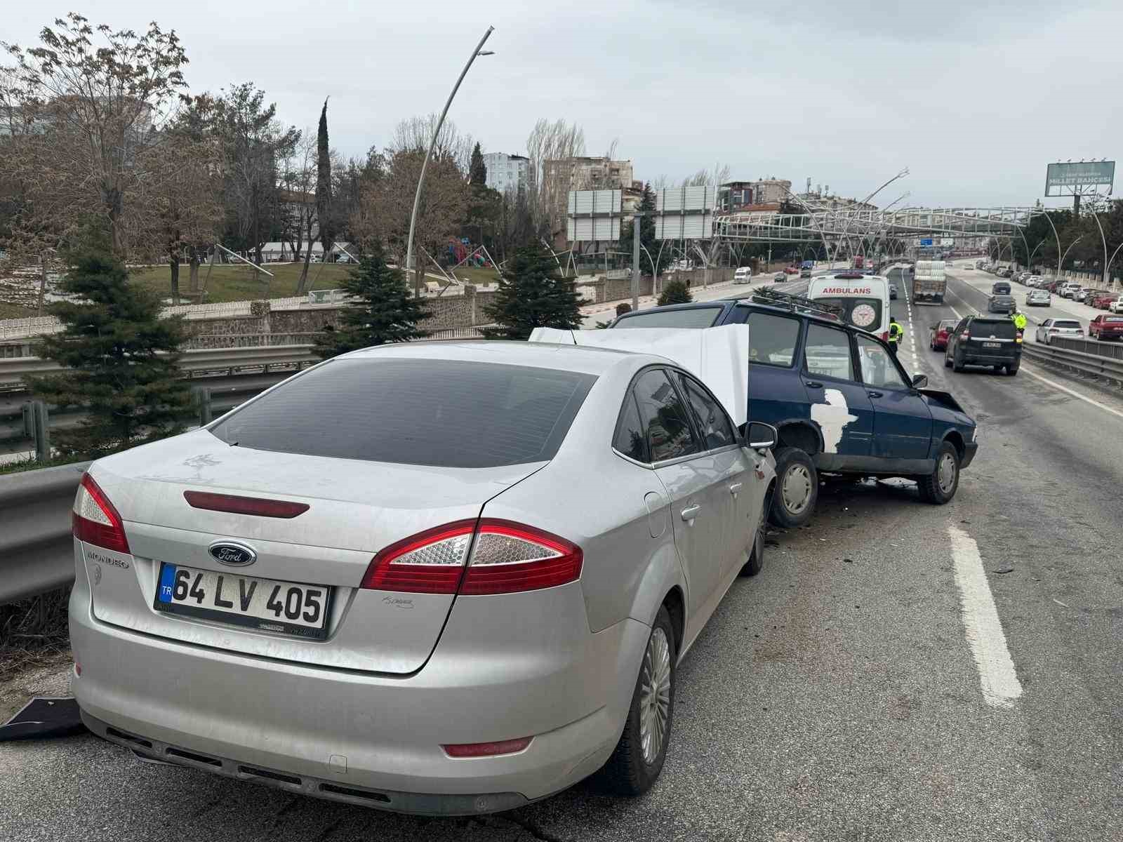 Uşak’ta 3 otomobil çarpıştı: 4 yaralı
