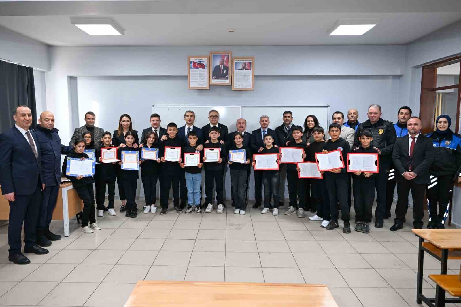 Uşak’ta 63 bin 453 öğrenci karne sevinci yaşadı
