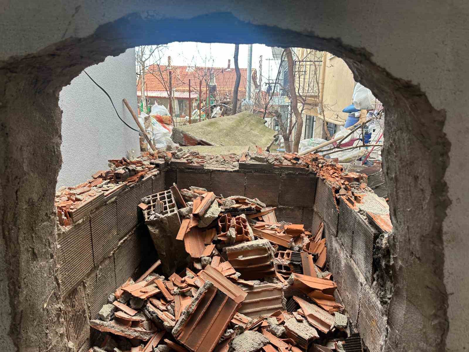 Uşak’ta bahçesindeki fırını yıkarken duvarın altında kalan adam yaralandı
