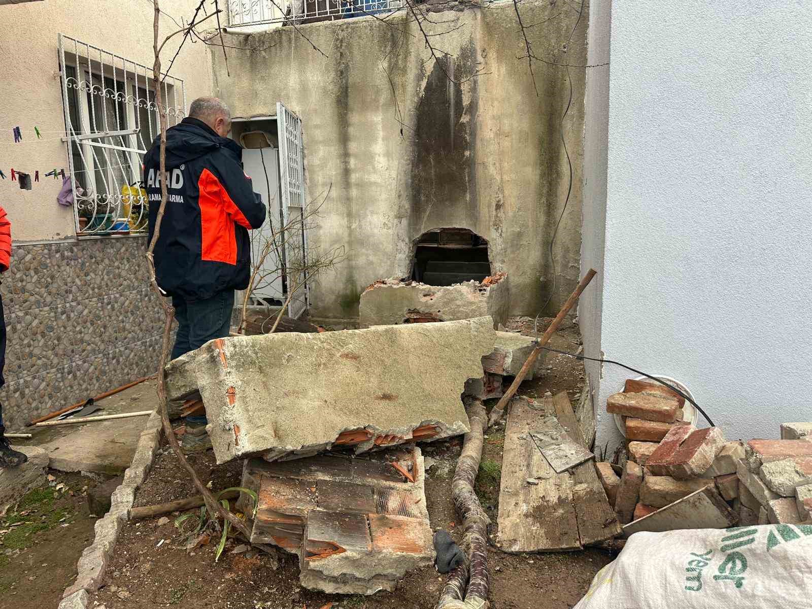 Uşak’ta bahçesindeki fırını yıkarken duvarın altında kalan adam yaralandı
