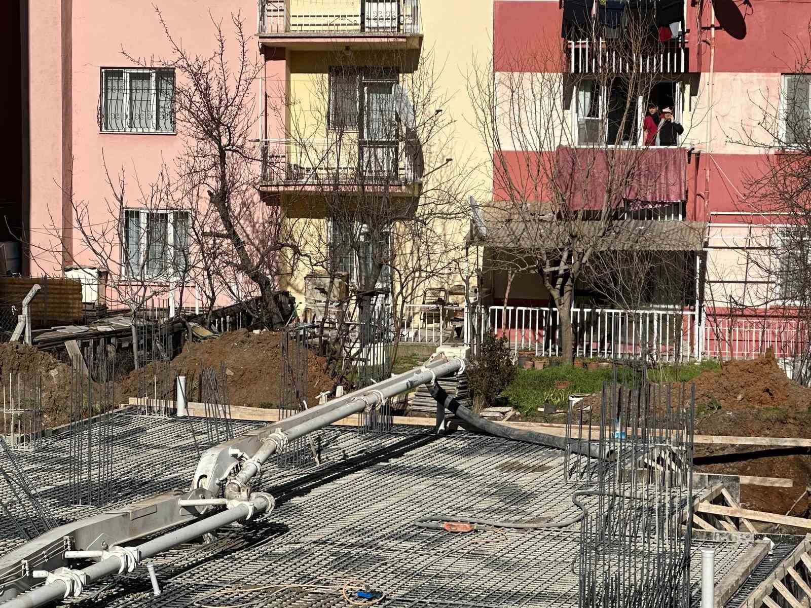 Uşak’ta beton pompası yan yattı: Altında kalan işçi hayatını kaybetti
