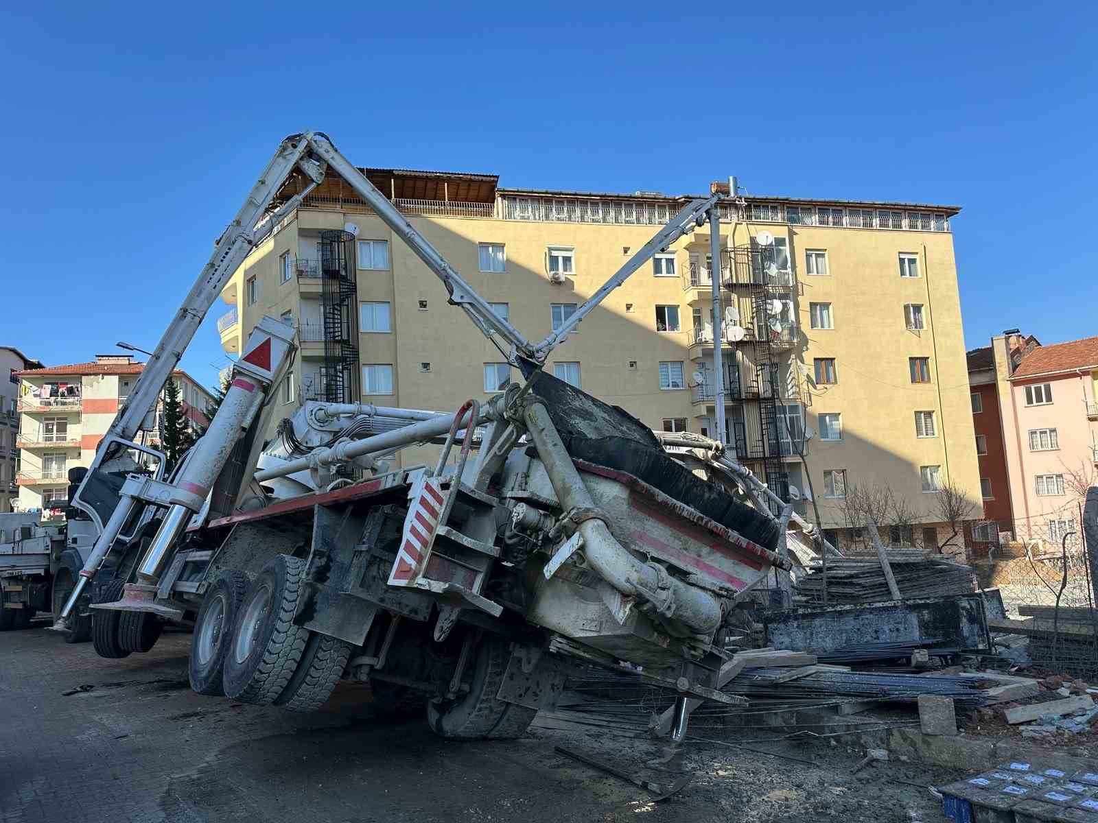 Uşak’ta beton pompası yan yattı: Altında kalan işçi hayatını kaybetti
