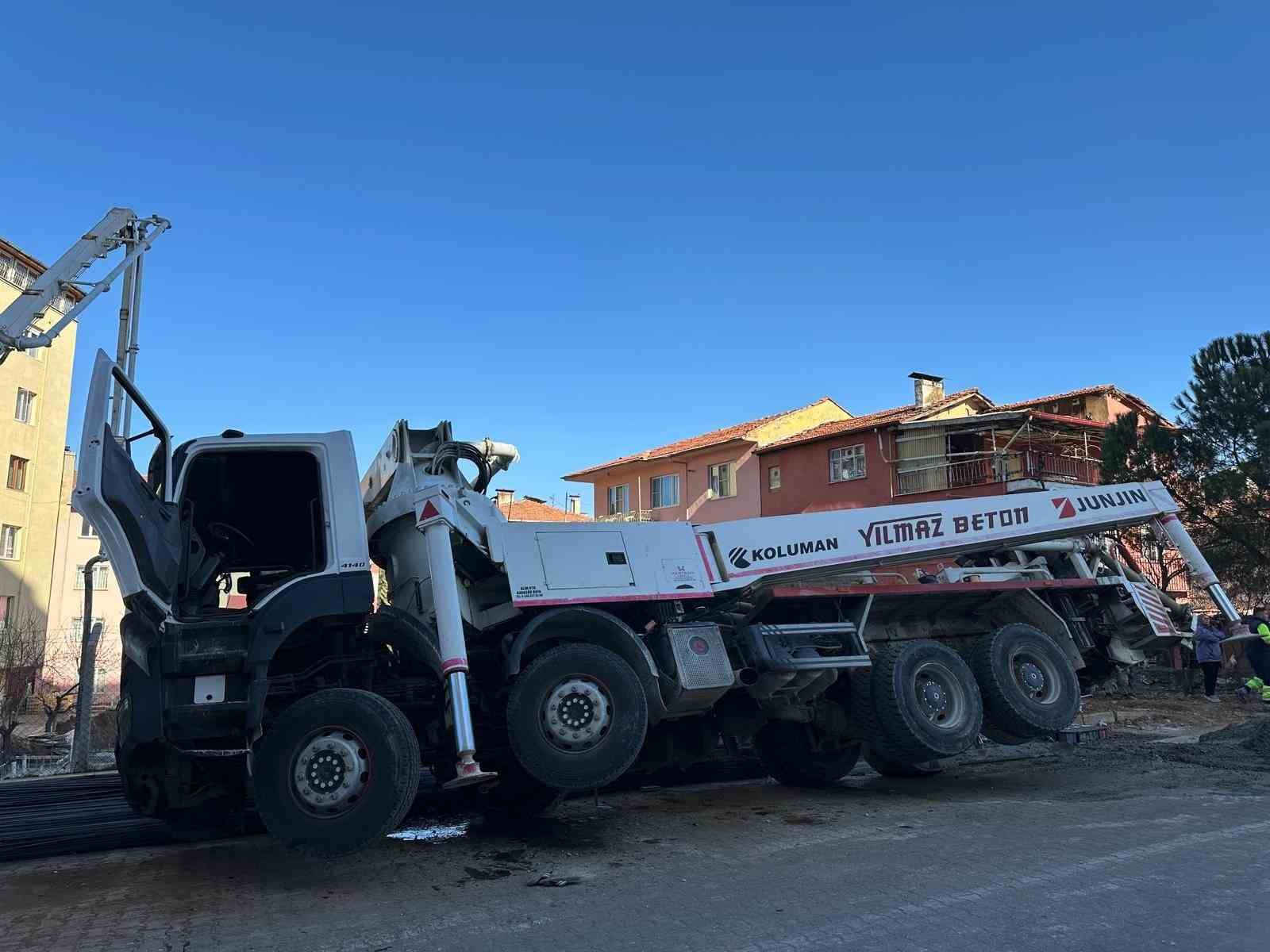 Uşak’ta beton pompası yan yattı: Altında kalan işçi hayatını kaybetti
