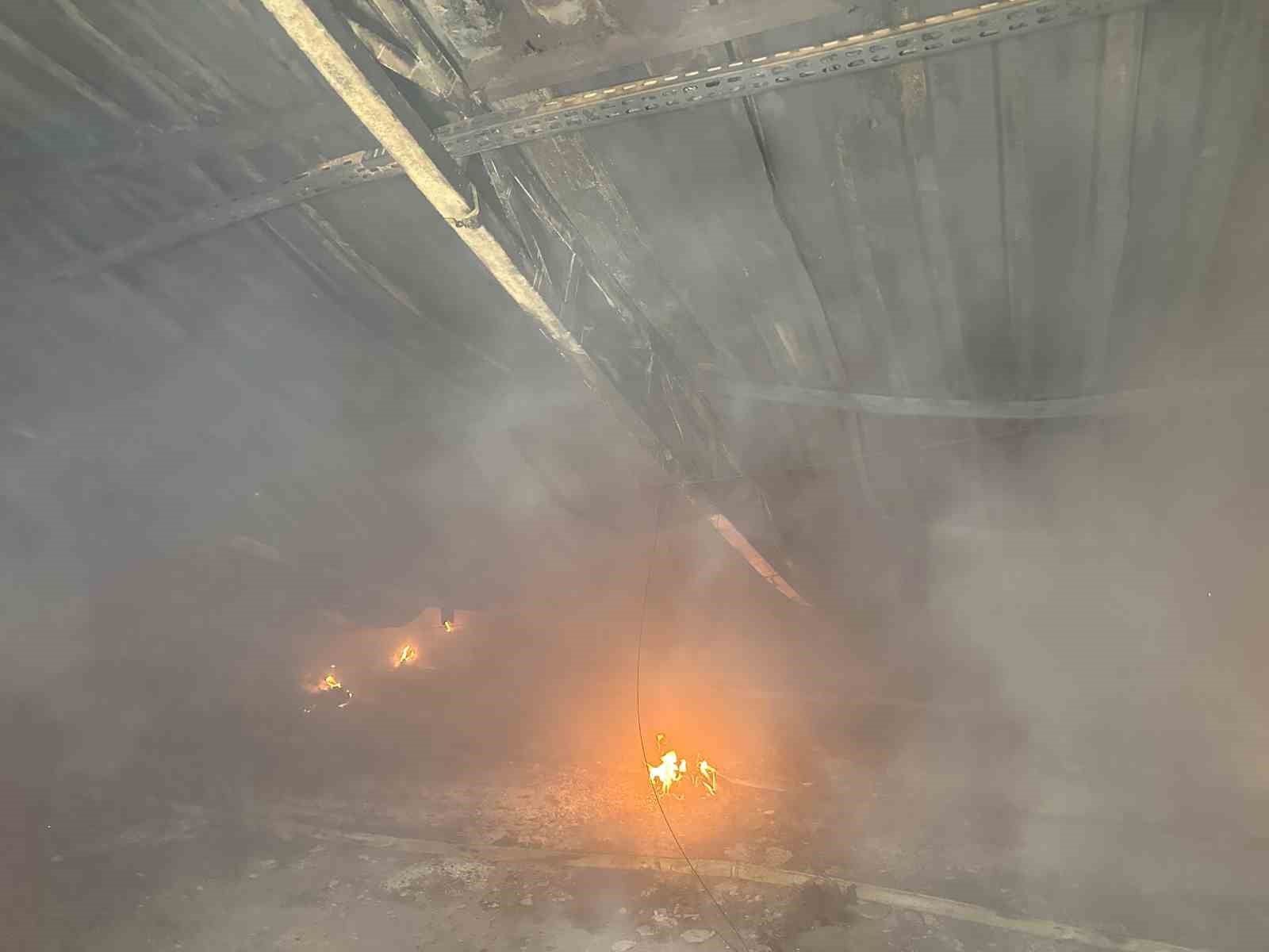 Uşak’ta boş tavuk çiftliğinde çıkan yangın korkuttu
