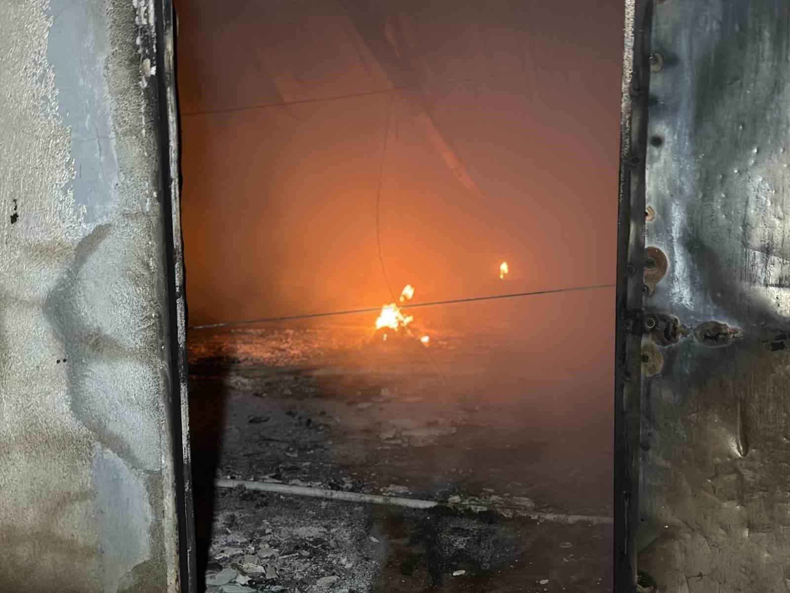 Uşak’ta boş tavuk çiftliğinde çıkan yangın korkuttu
