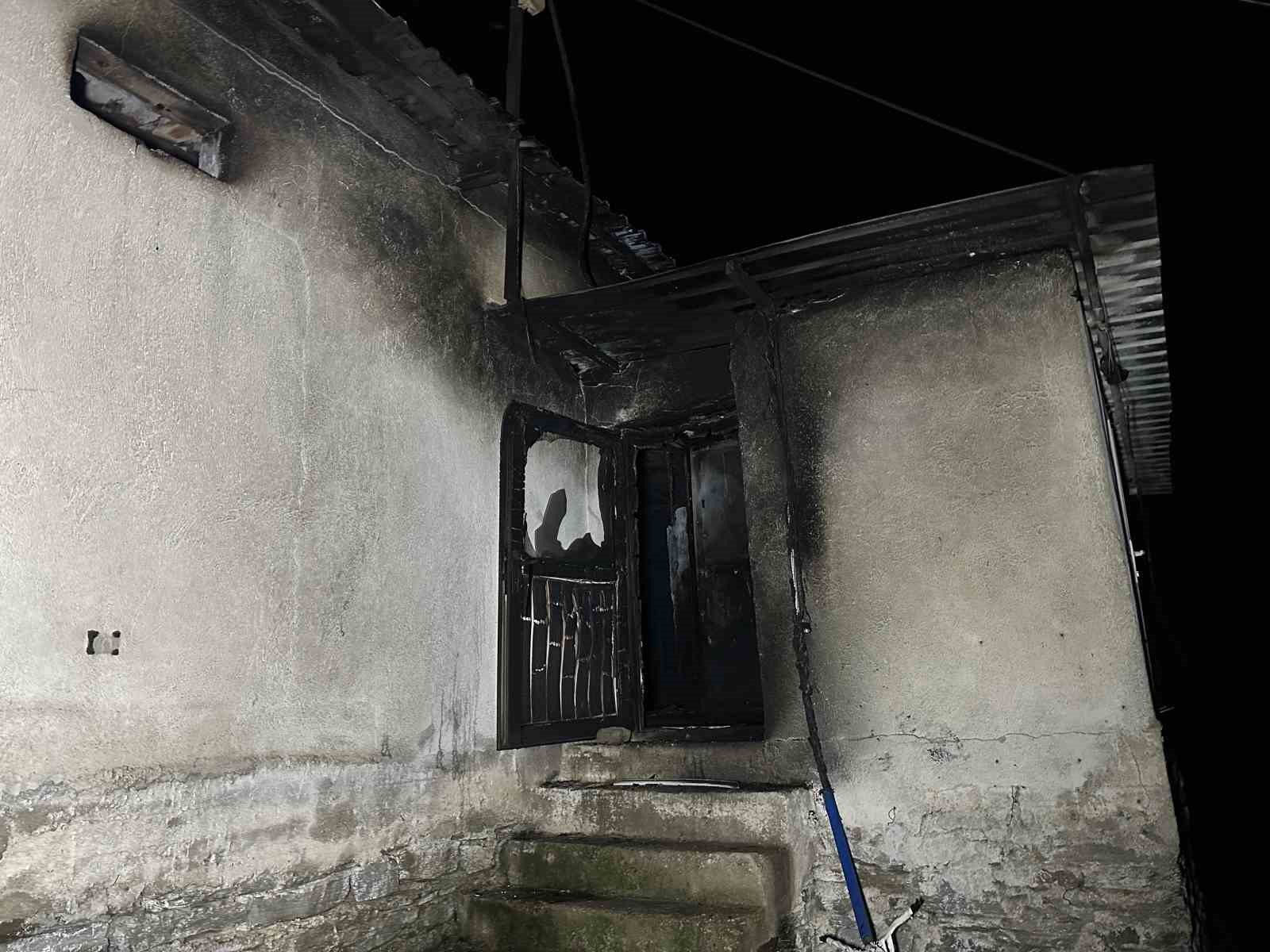 Uşak’ta boş tavuk çiftliğinde çıkan yangın korkuttu
