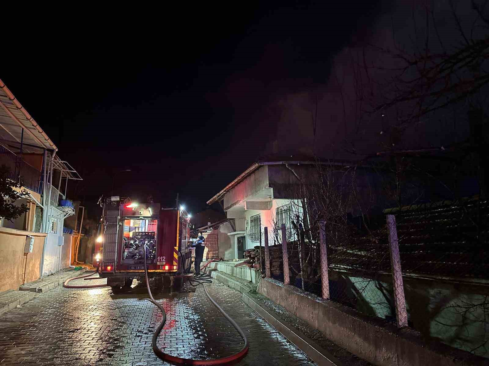 Uşak’ta çatı yangını paniğe neden oldu

