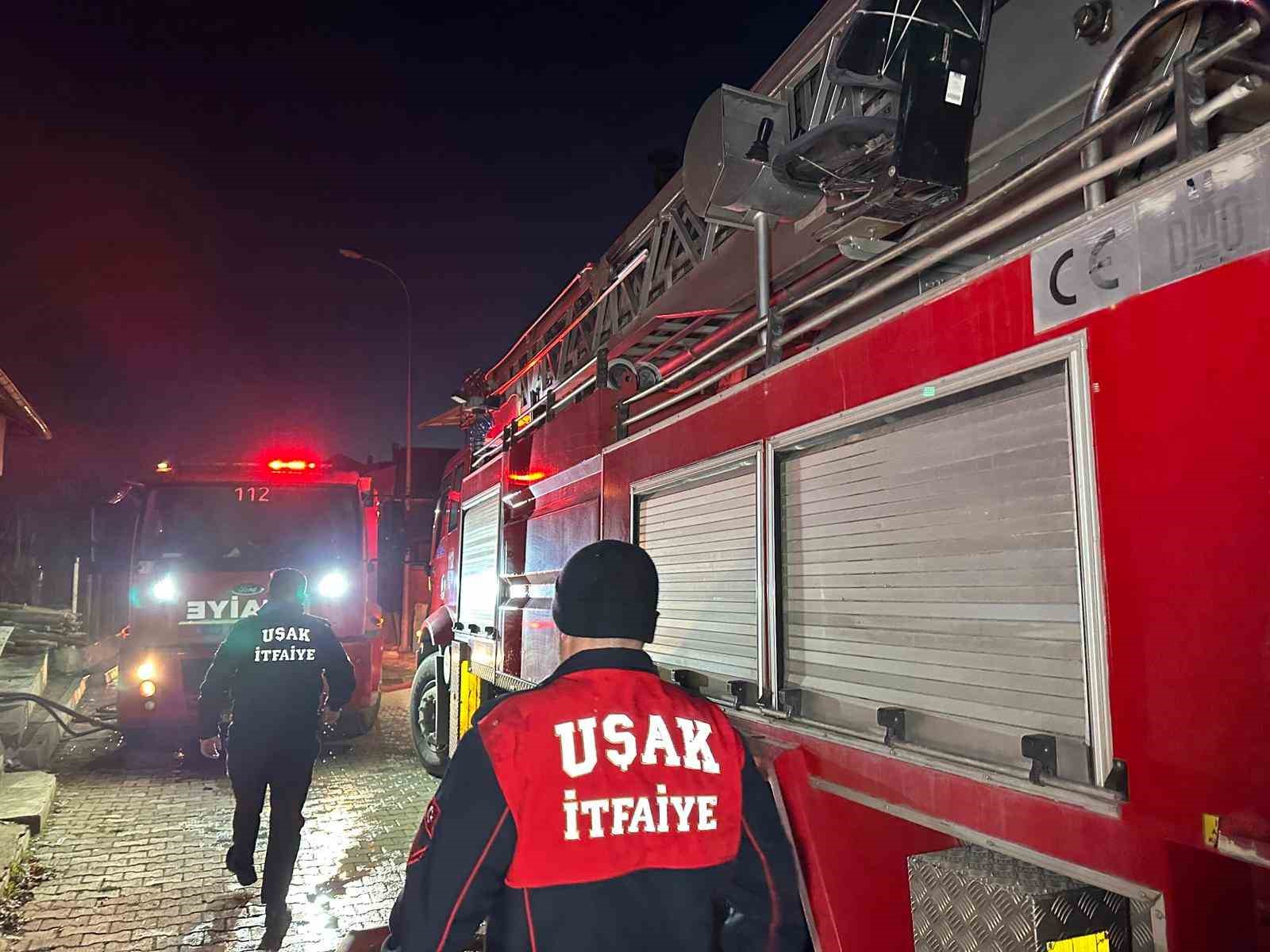 Uşak’ta çatı yangını paniğe neden oldu
