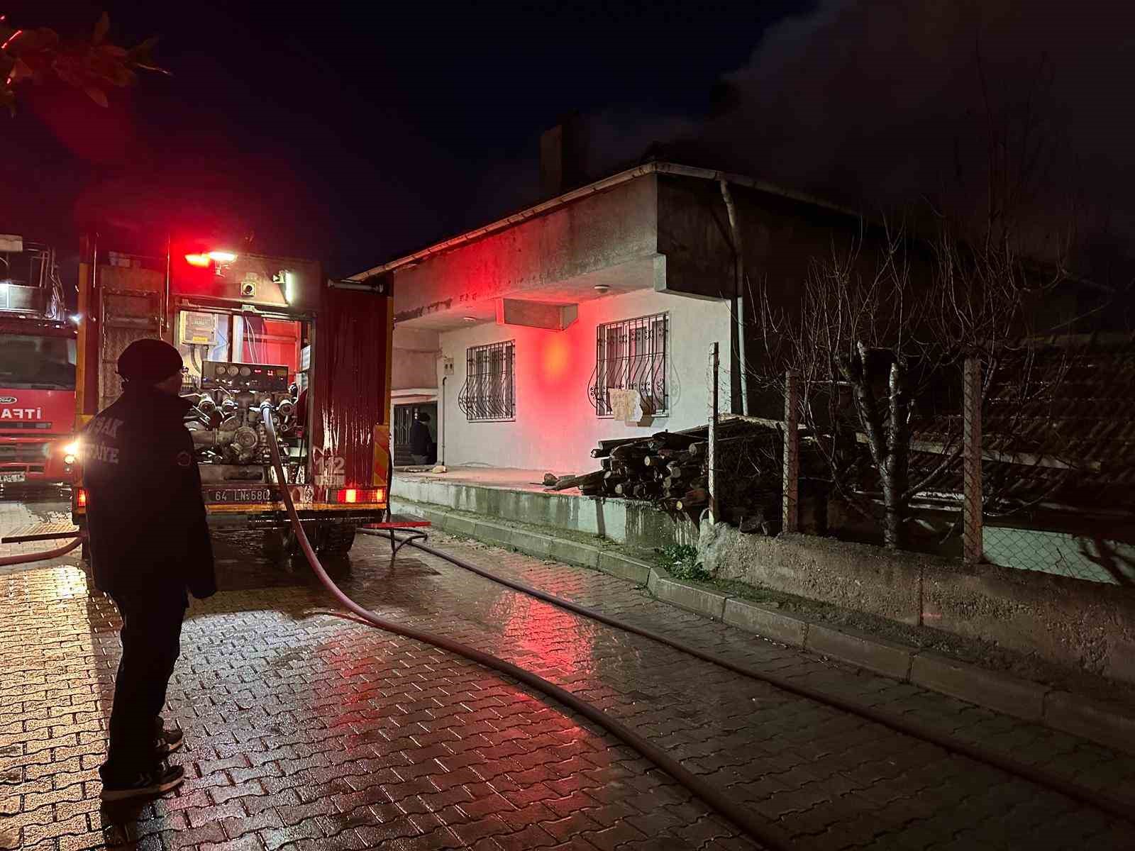 Uşak’ta çatı yangını paniğe neden oldu

