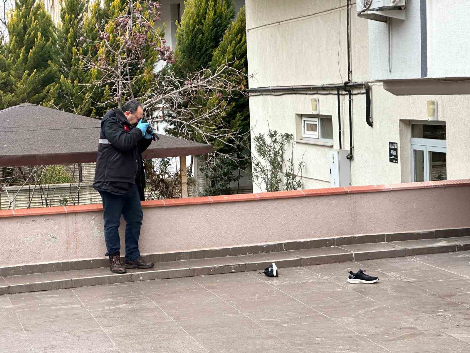 Uşak’ta çatıdan düşen adam hayatını kaybetti
