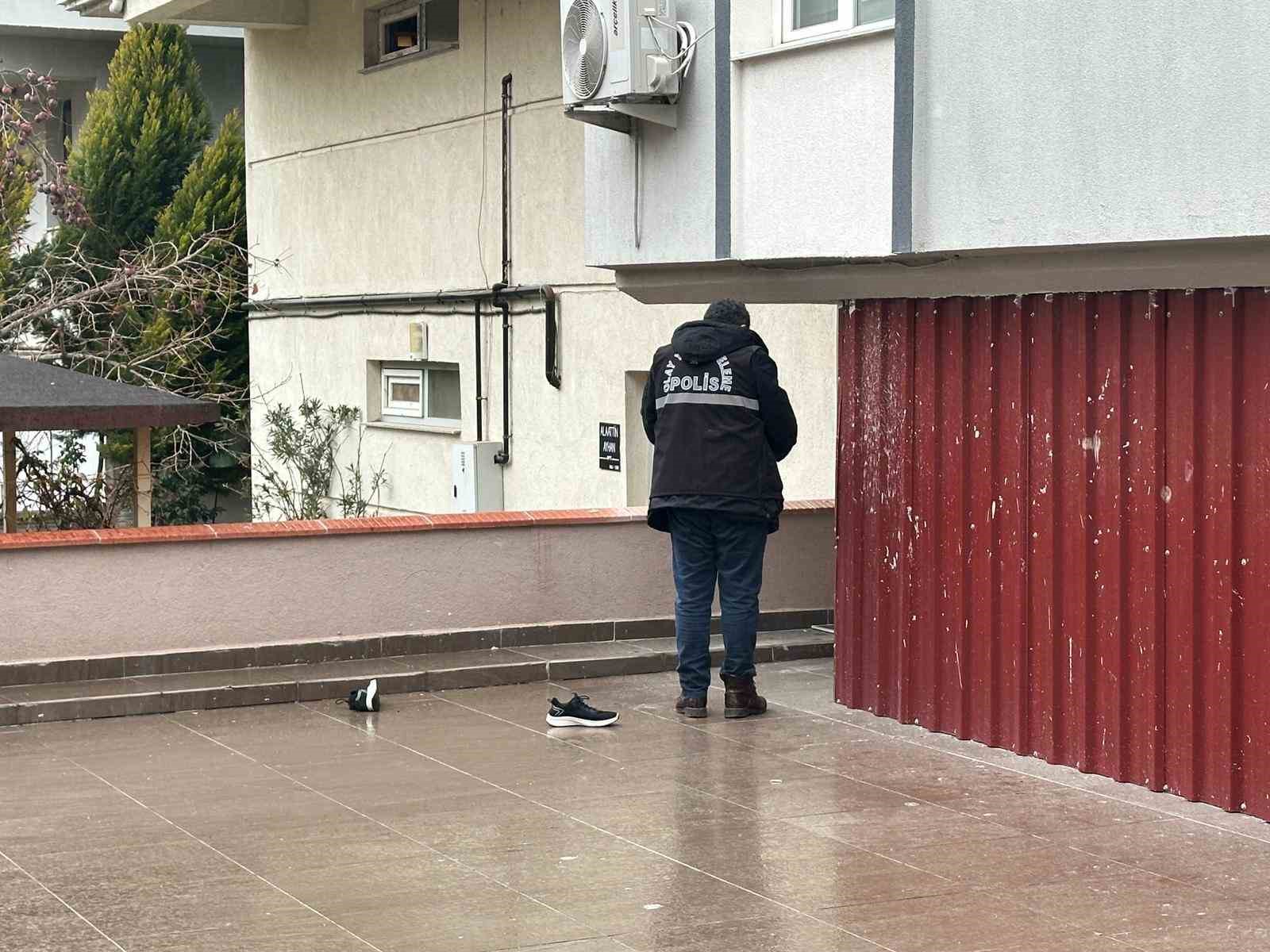 Uşak’ta çatıdan düşen adam hayatını kaybetti
