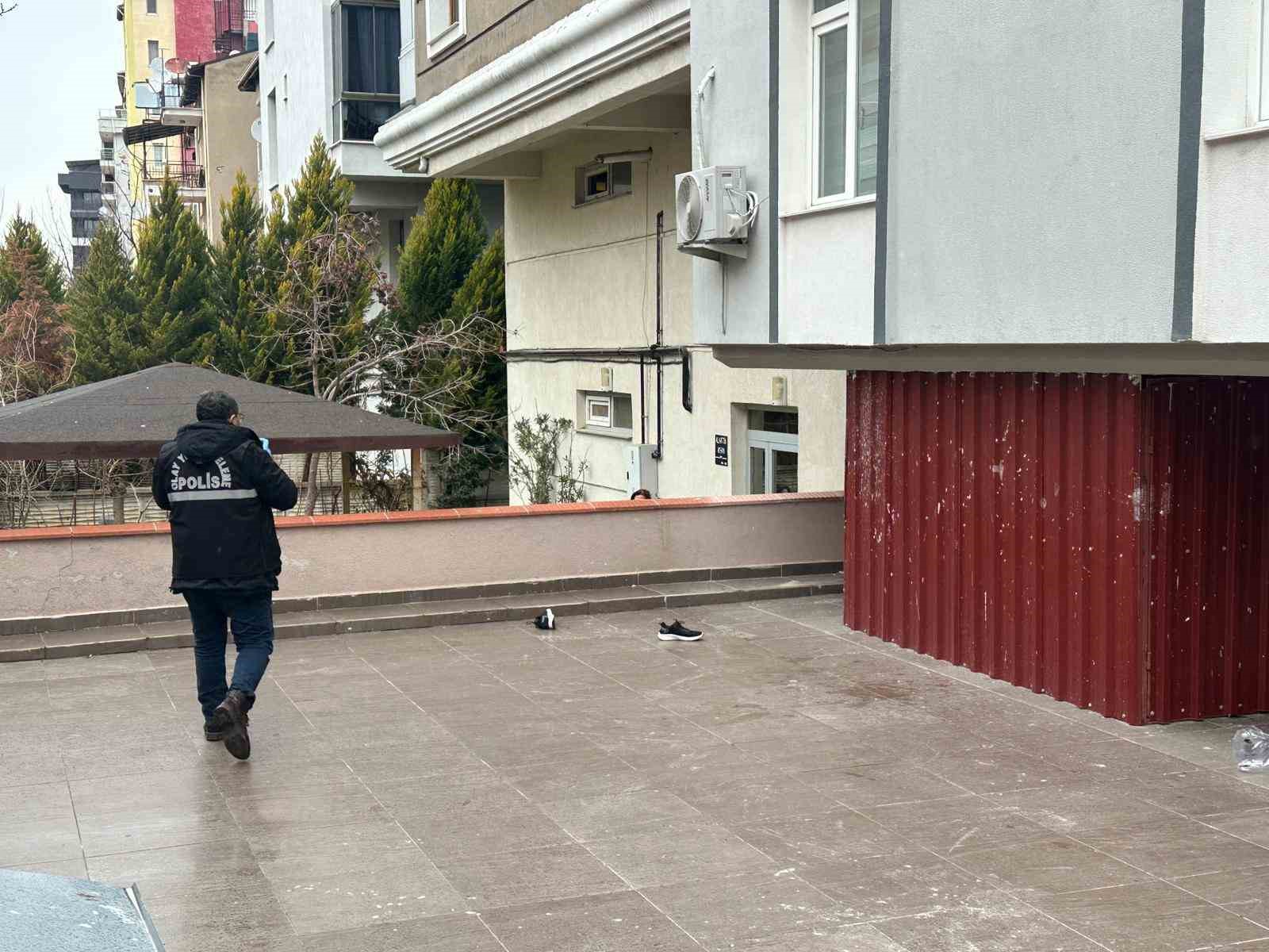 Uşak’ta çatıdan düşen adam hayatını kaybetti
