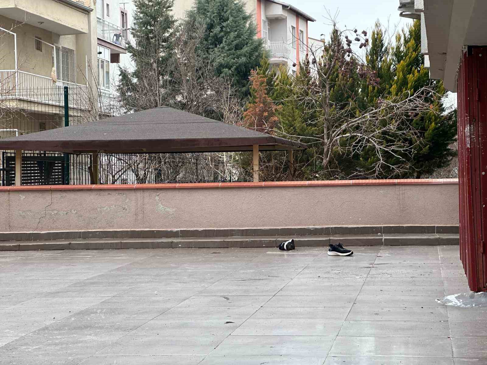 Uşak’ta çatıdan düşen adam hayatını kaybetti
