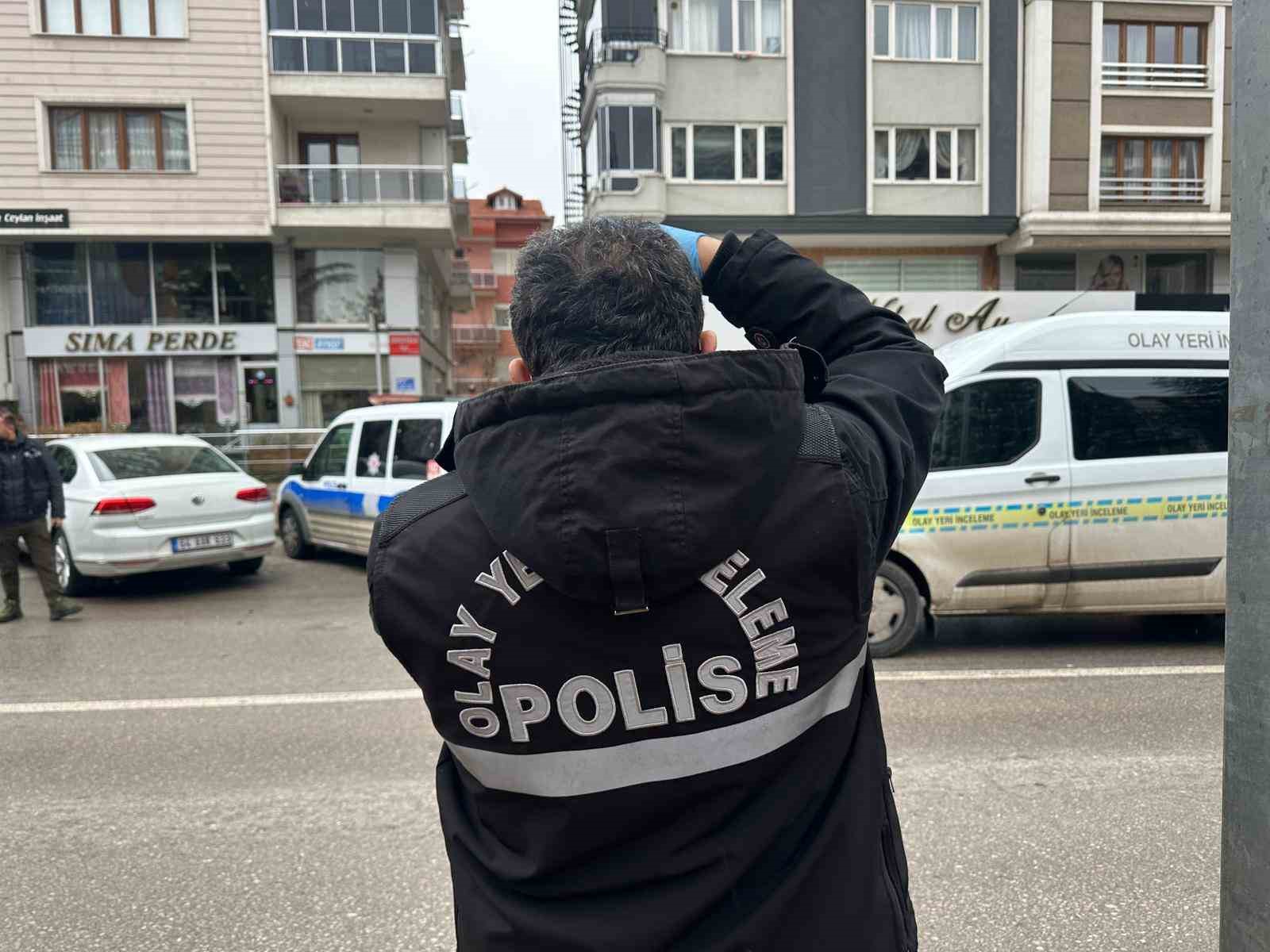 Uşak’ta çatıdan düşen adam hayatını kaybetti
