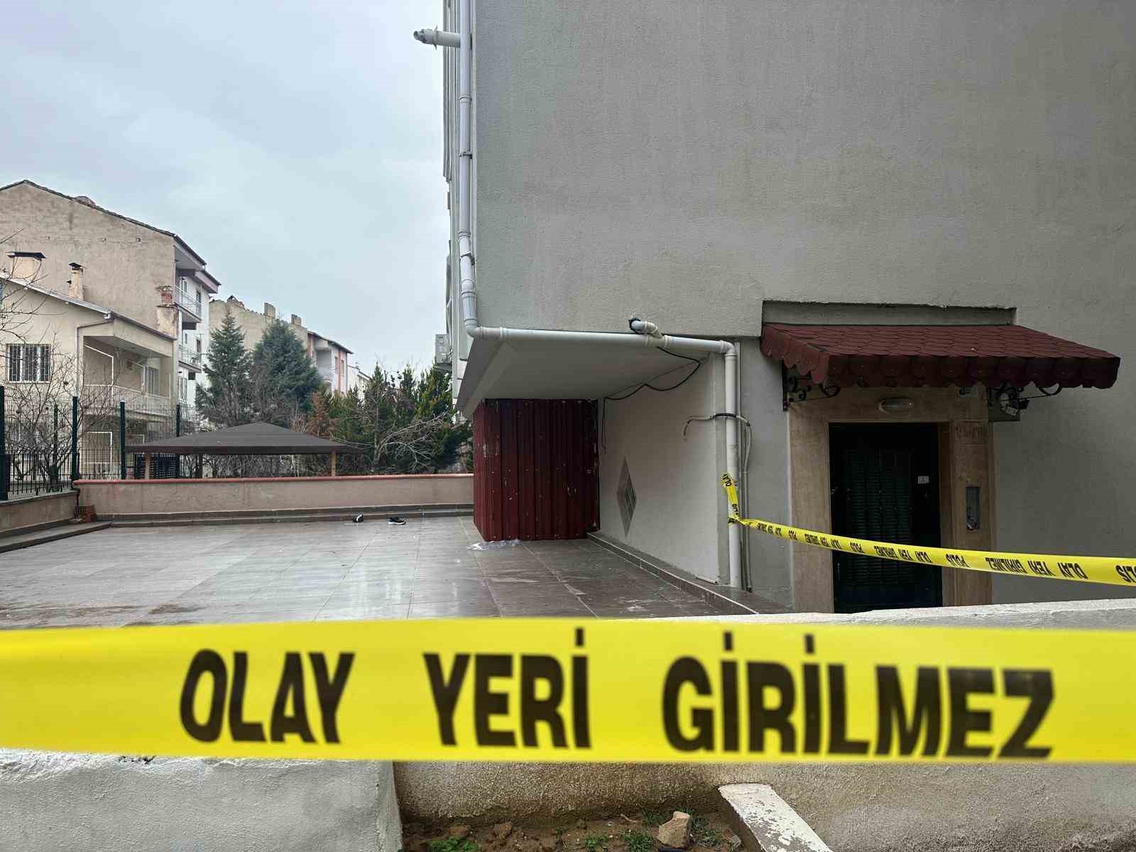 Uşak’ta çatıdan düşen adam hayatını kaybetti
