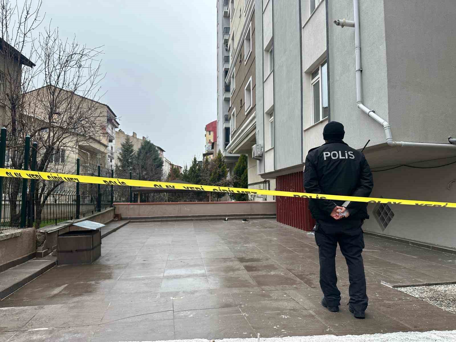 Uşak’ta çatıdan düşen adam hayatını kaybetti
