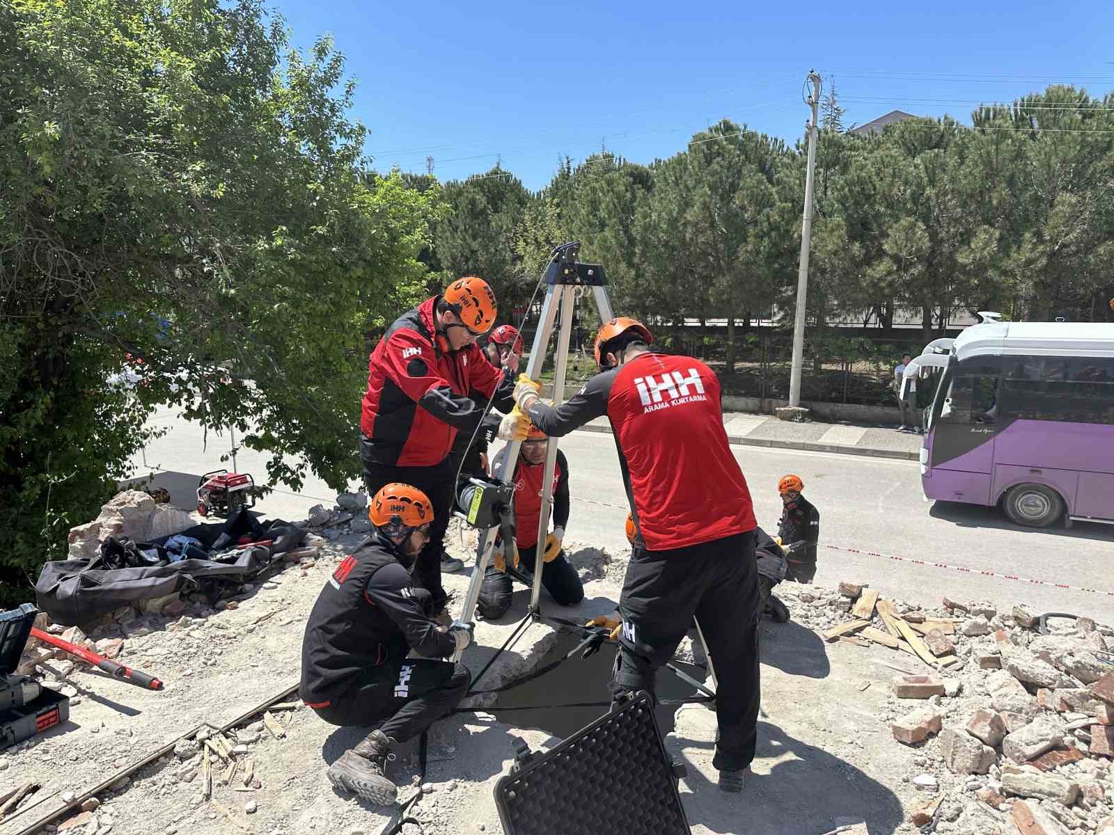 Uşak’ta gerçeği aratmayan deprem tatbikatı gerçekleştirildi
