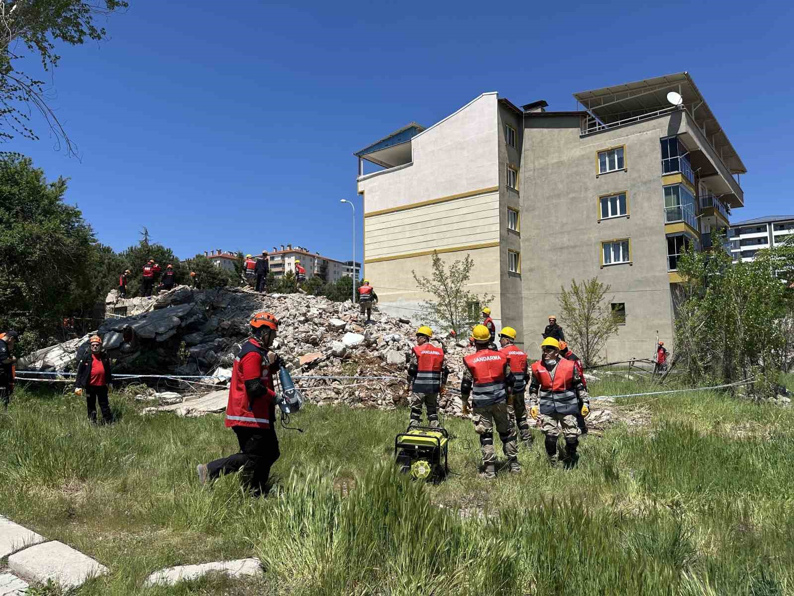 Uşak’ta gerçeği aratmayan deprem tatbikatı gerçekleştirildi
