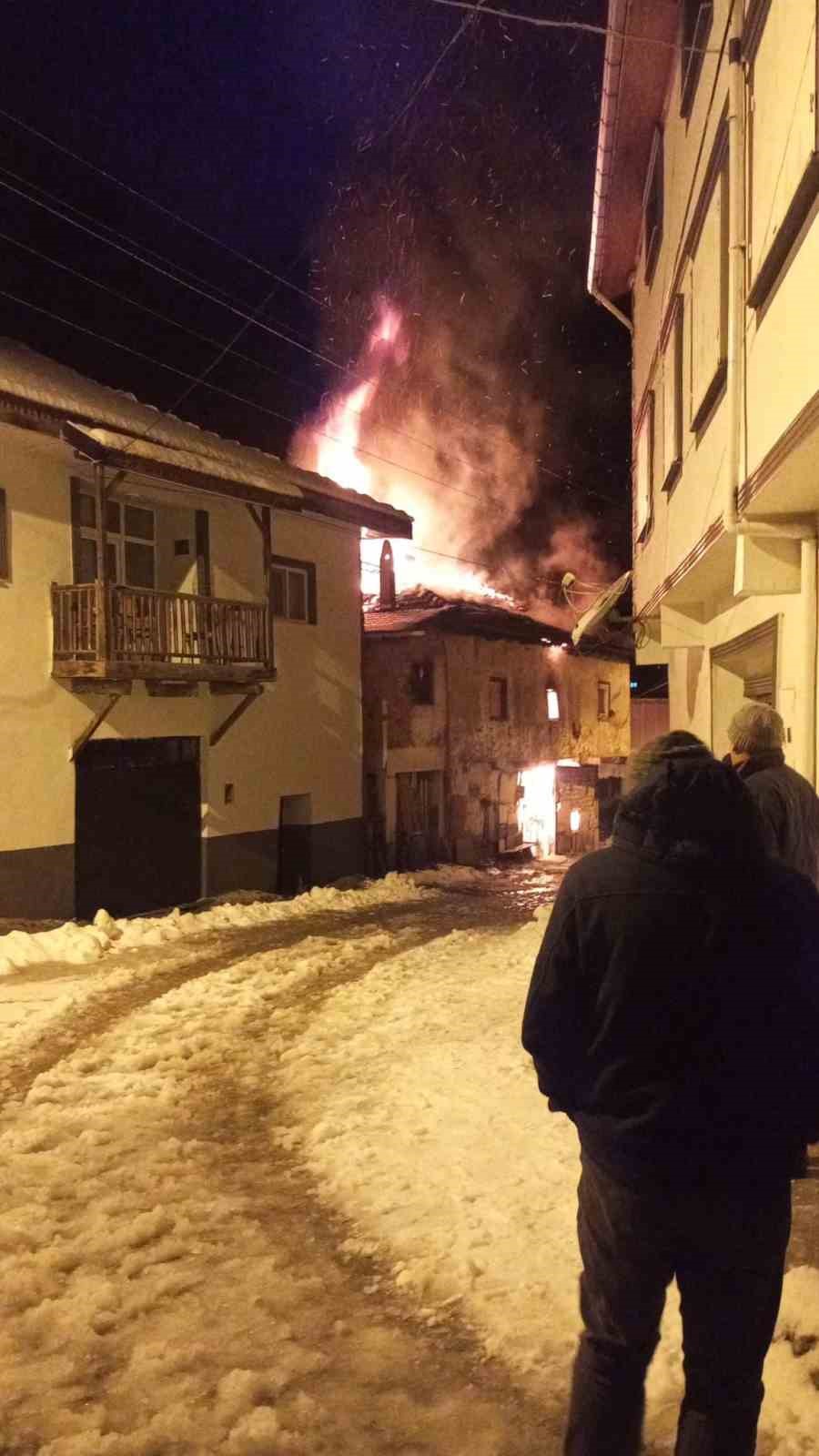 Uşak’ta iki katlı ev yangında küle döndü: Karı-koca dumandan etkilendi
