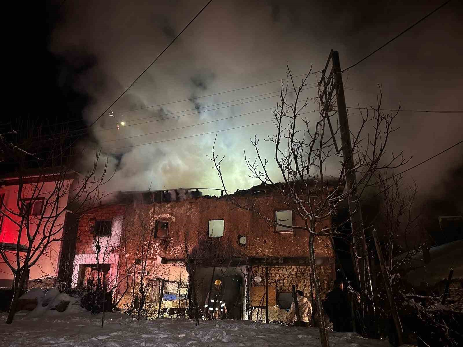 Uşak’ta iki katlı ev yangında küle döndü: Karı-koca dumandan etkilendi
