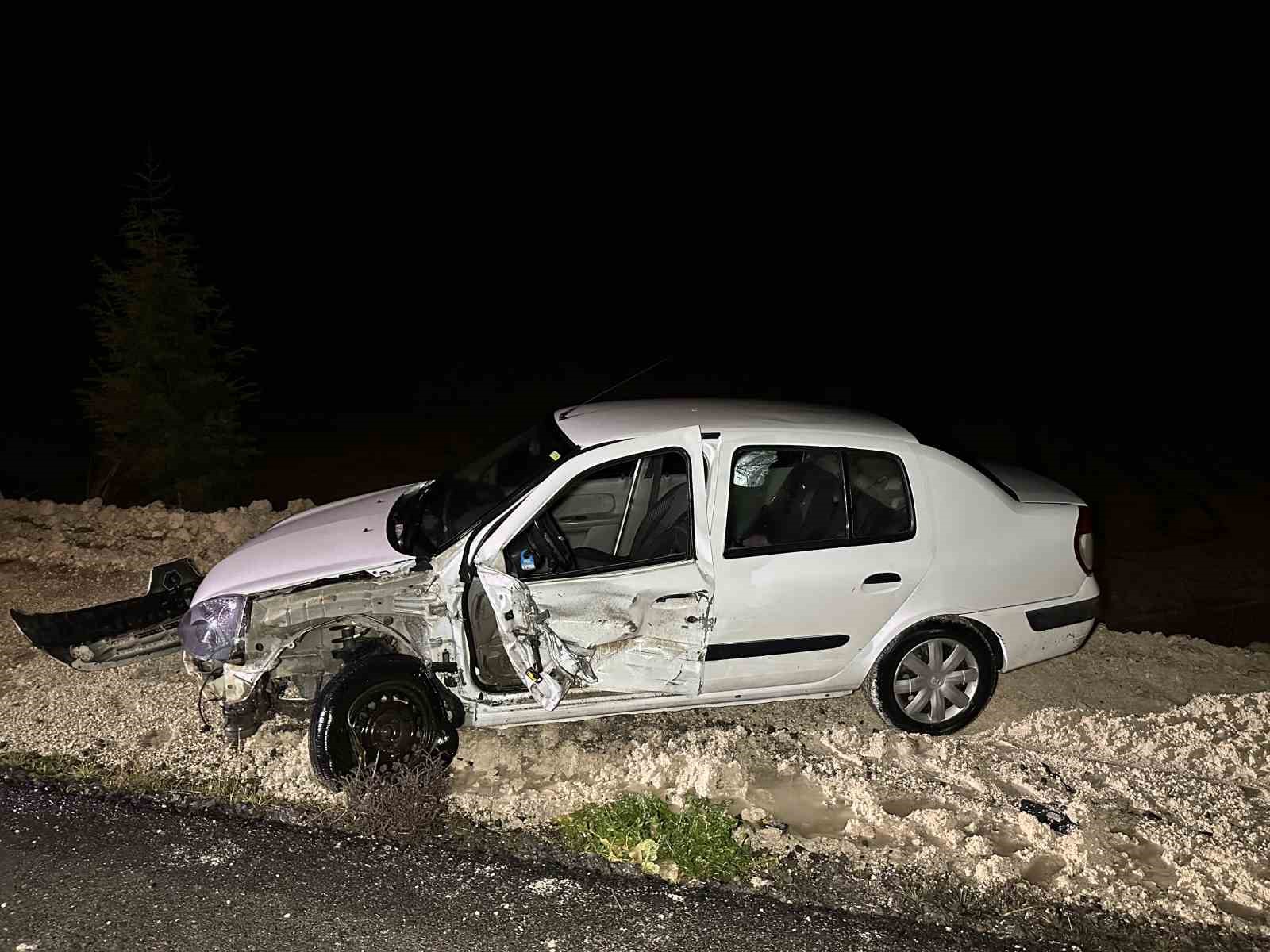 Uşak’ta iki otomobil çarpıştı: 5 yaralı
