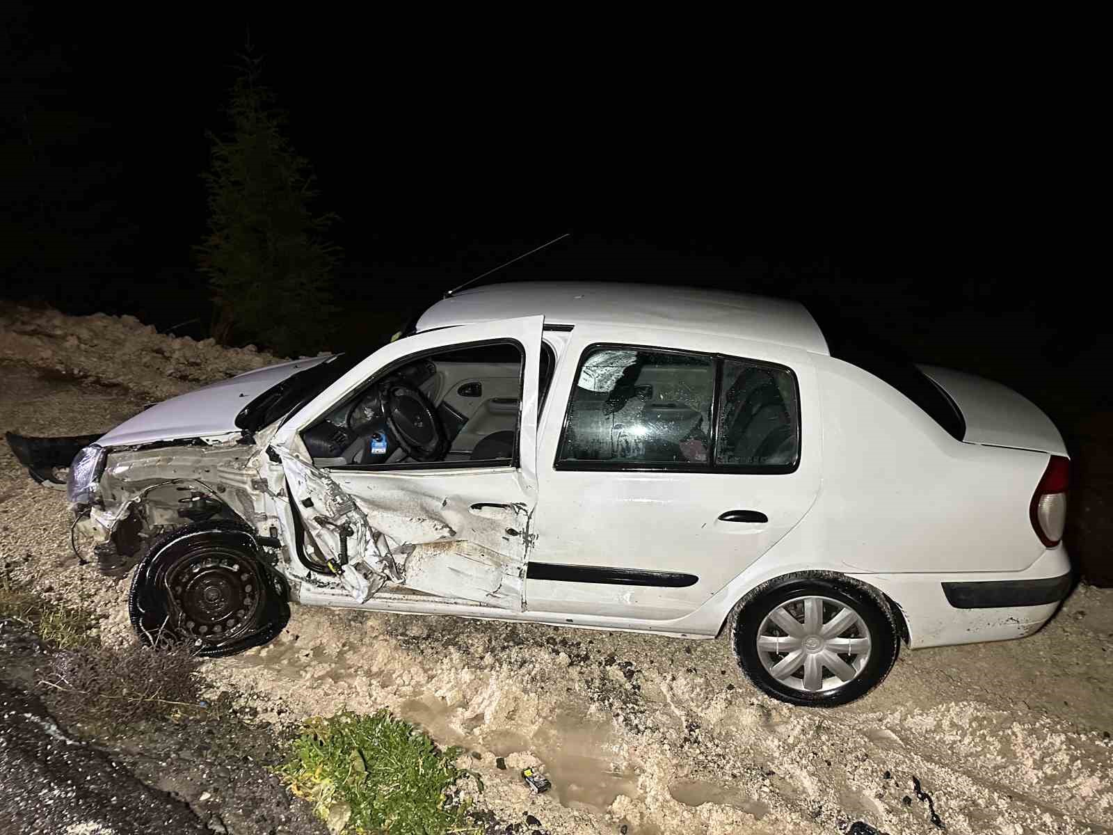 Uşak’ta iki otomobil çarpıştı: 5 yaralı
