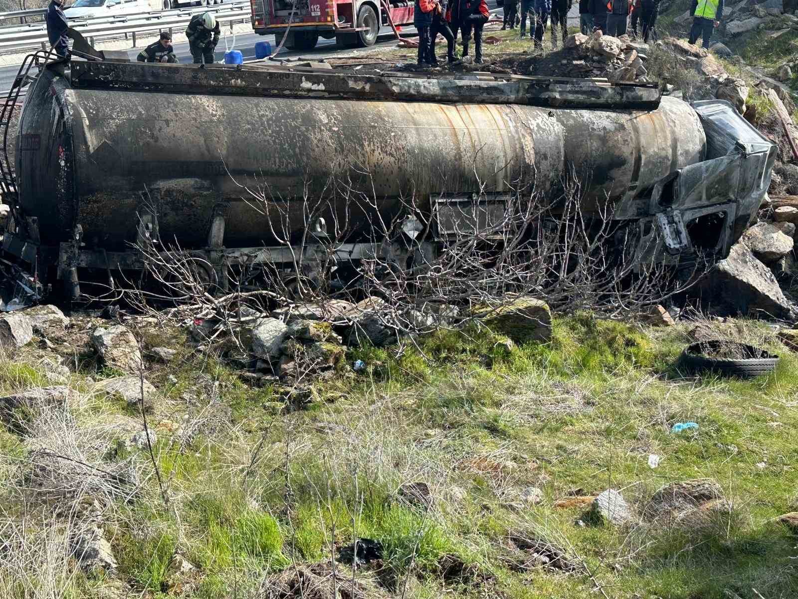 Uşak’ta mazot yüklü tanker alev alev yandı: 1 ölü
