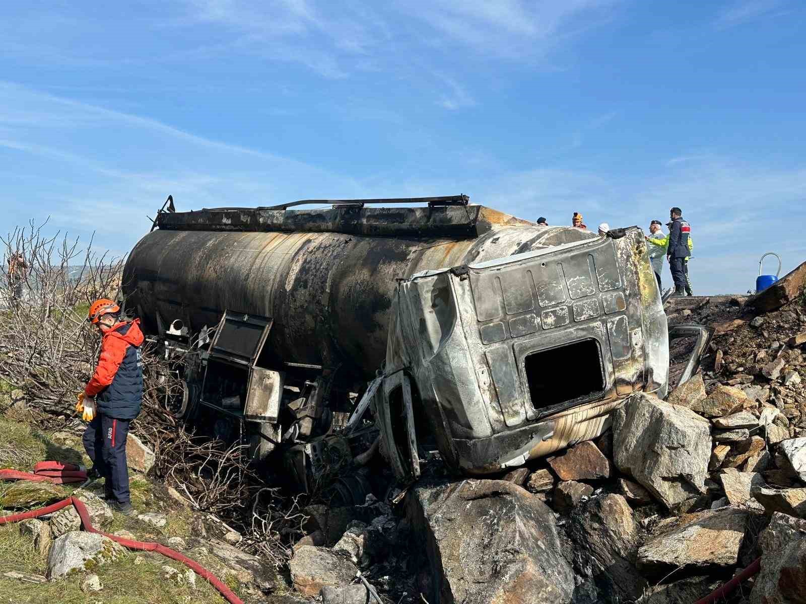 Uşak’ta mazot yüklü tanker alev alev yandı: 1 ölü
