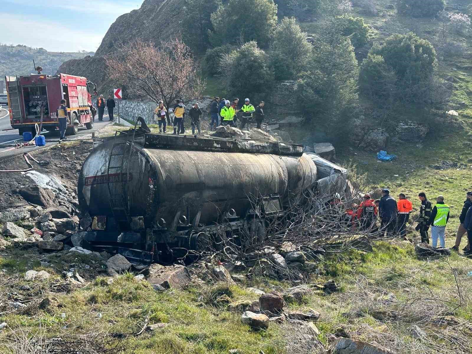 Uşak’ta mazot yüklü tanker alev alev yandı: 1 ölü
