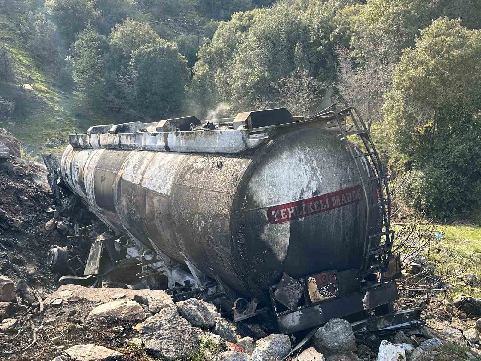 Uşak’ta mazot yüklü tanker alev alev yandı: 1 ölü
